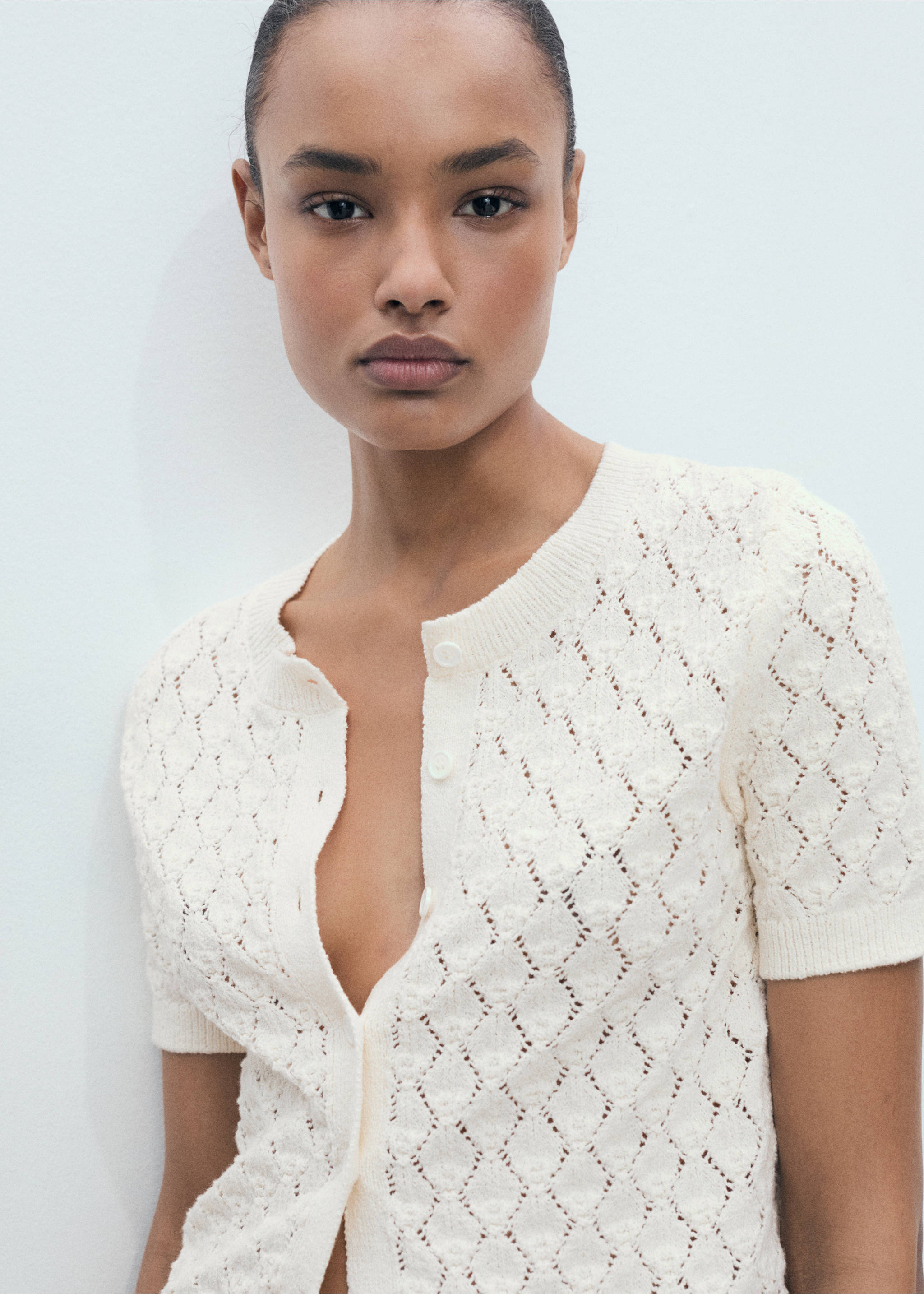 Short-sleeved knitted cardigan with lace design - Medium plane, Ecru. Ref: 87087170-00.