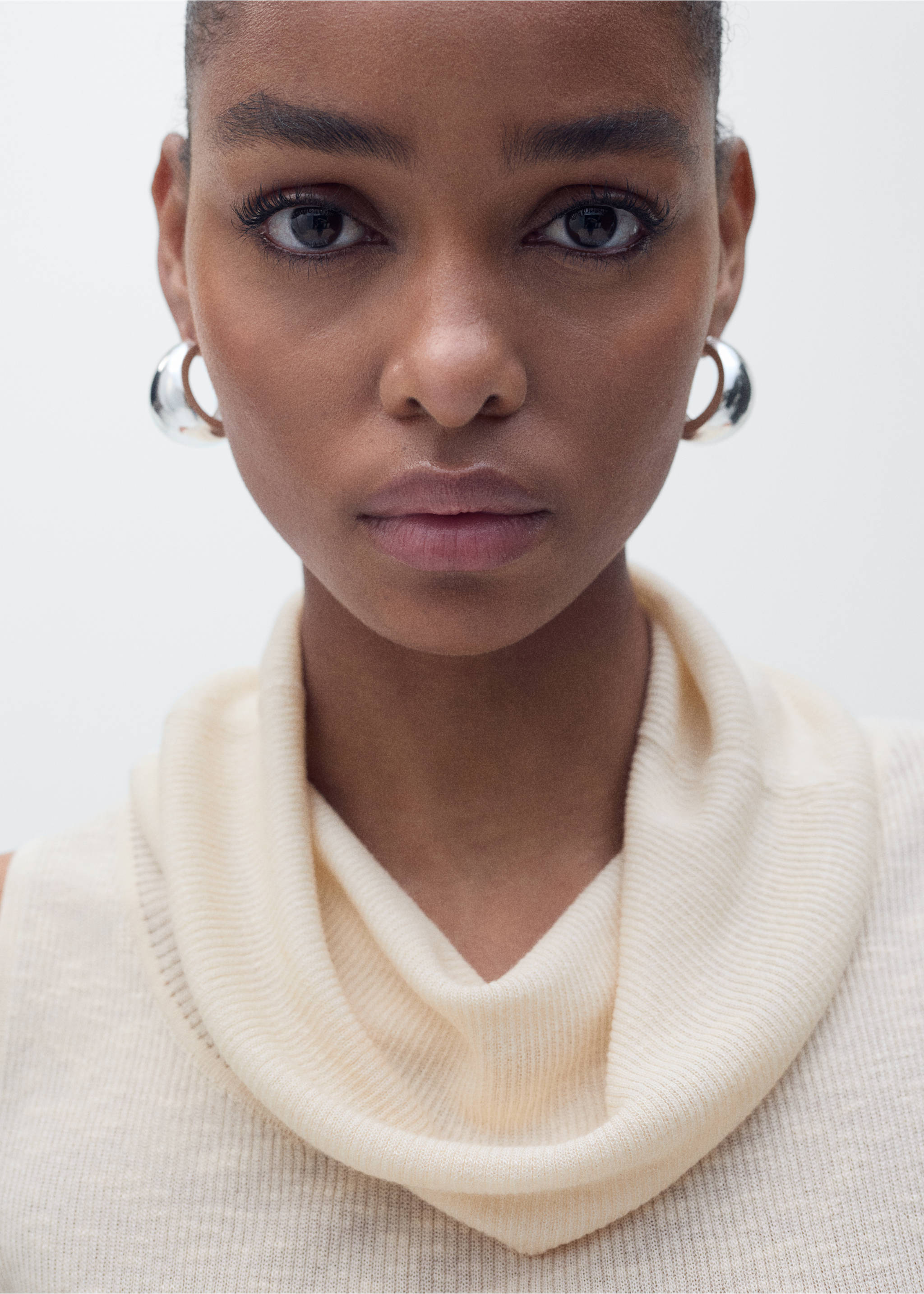 Stickad topp med draperad halsringning - Detaljer om artikeln 1, Ljus/Pastellgrå. Ref: 87087171-00.