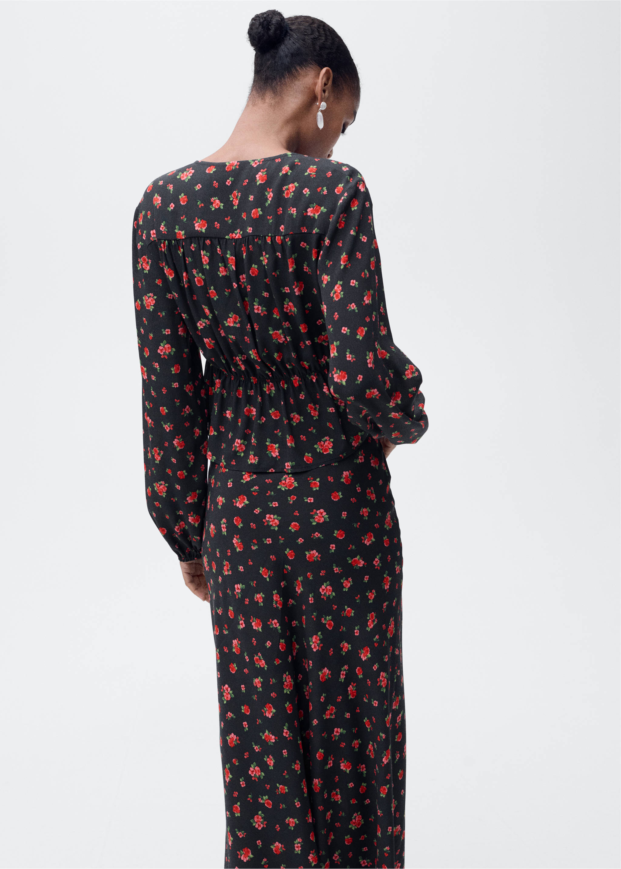 Blouse à fleurs volantée - Verso de l’article, Noir. Ref: 87087175-00.