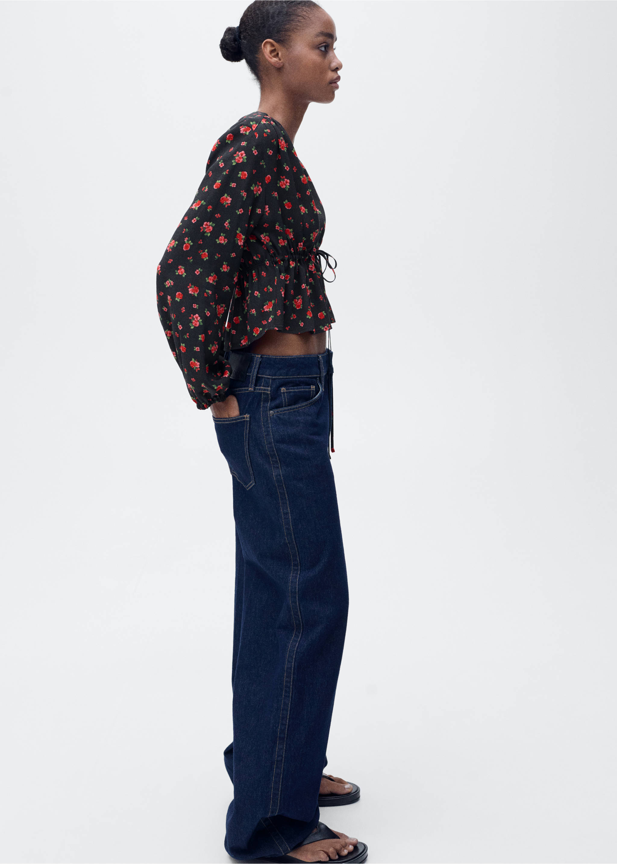 Blouse à fleurs volantée - Détail de l'article 2, Noir. Ref: 87087175-00.