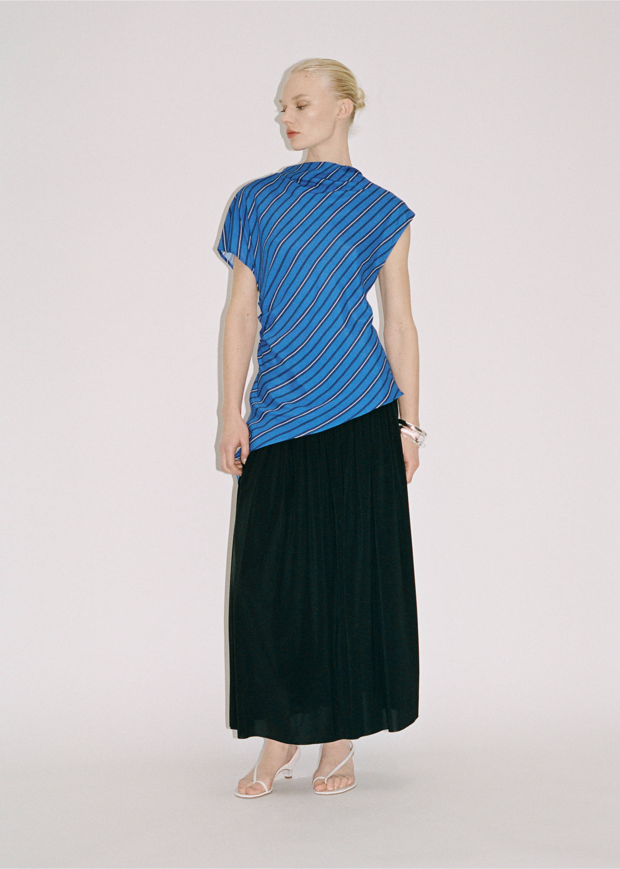 Long gathered skirt - Details of the article 7, Black. Ref: 87087179-00.