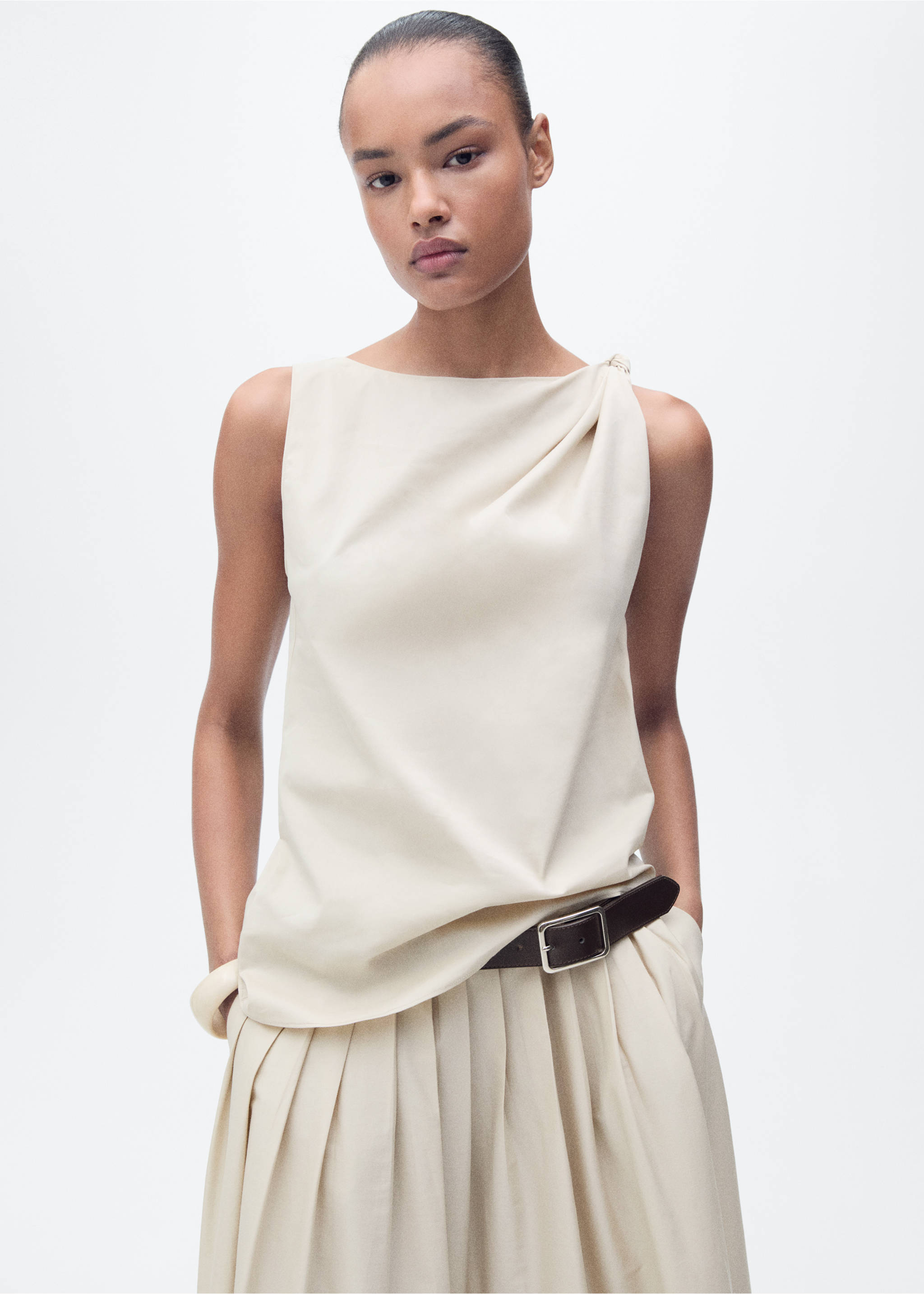 Flared skirt with pleated detail - Details of the article 1, Ivory White. Ref: 87087182-00.