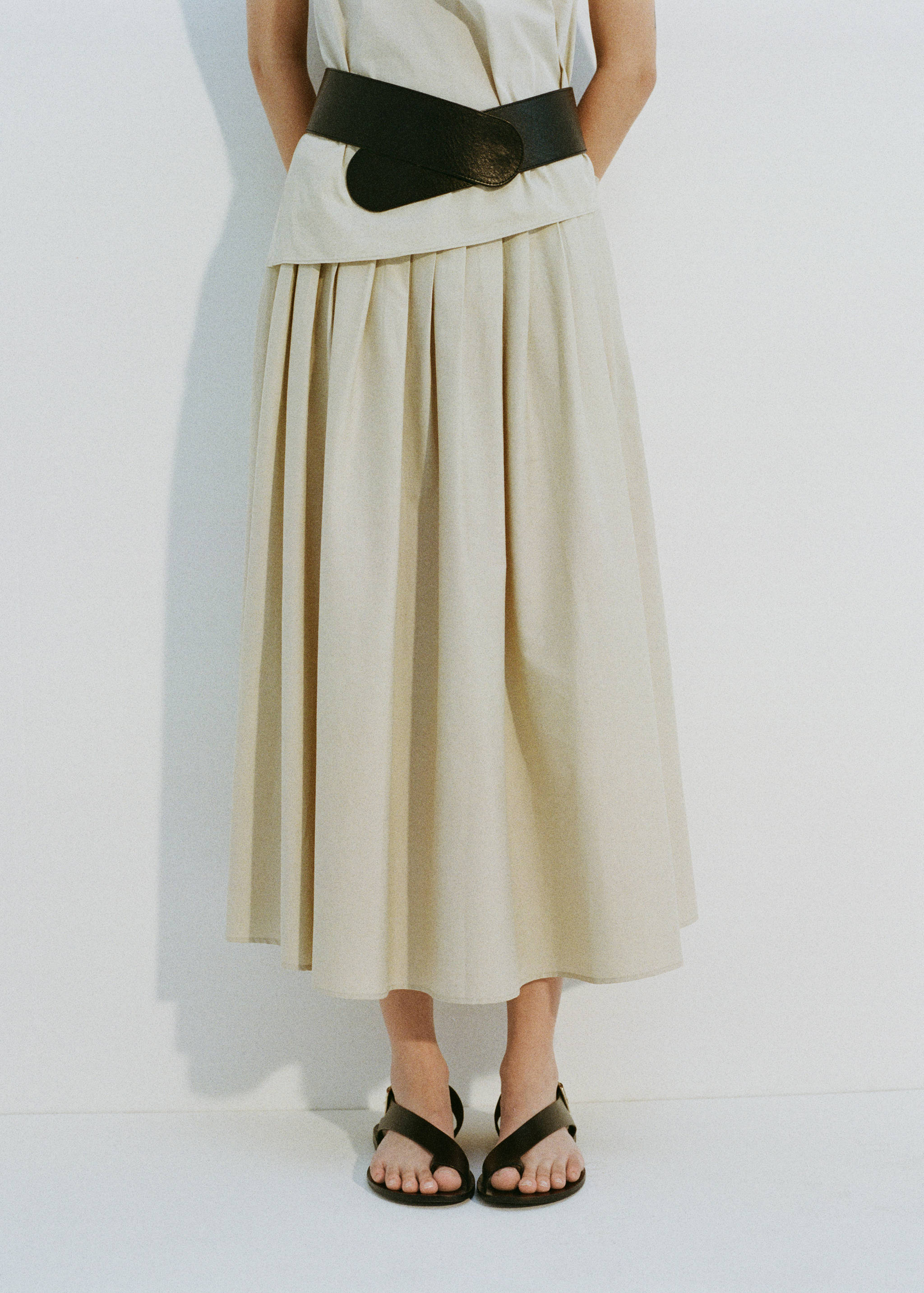 Flared skirt with pleated detail - Details of the article 7, Ivory White. Ref: 87087182-00.