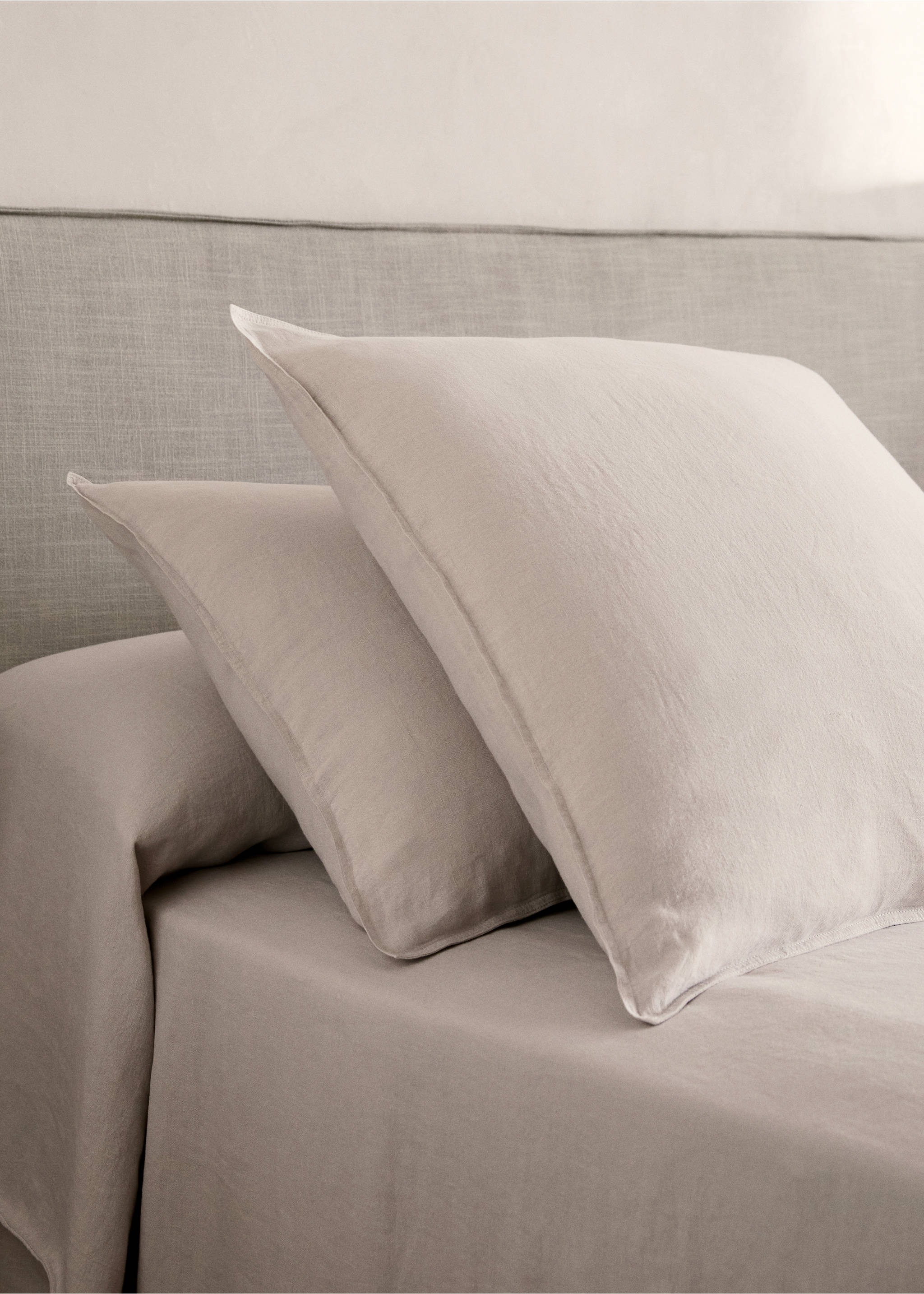 Two washed linen pillowcases 50x75 cm - General plane, Beige. Ref: 87087196-00.