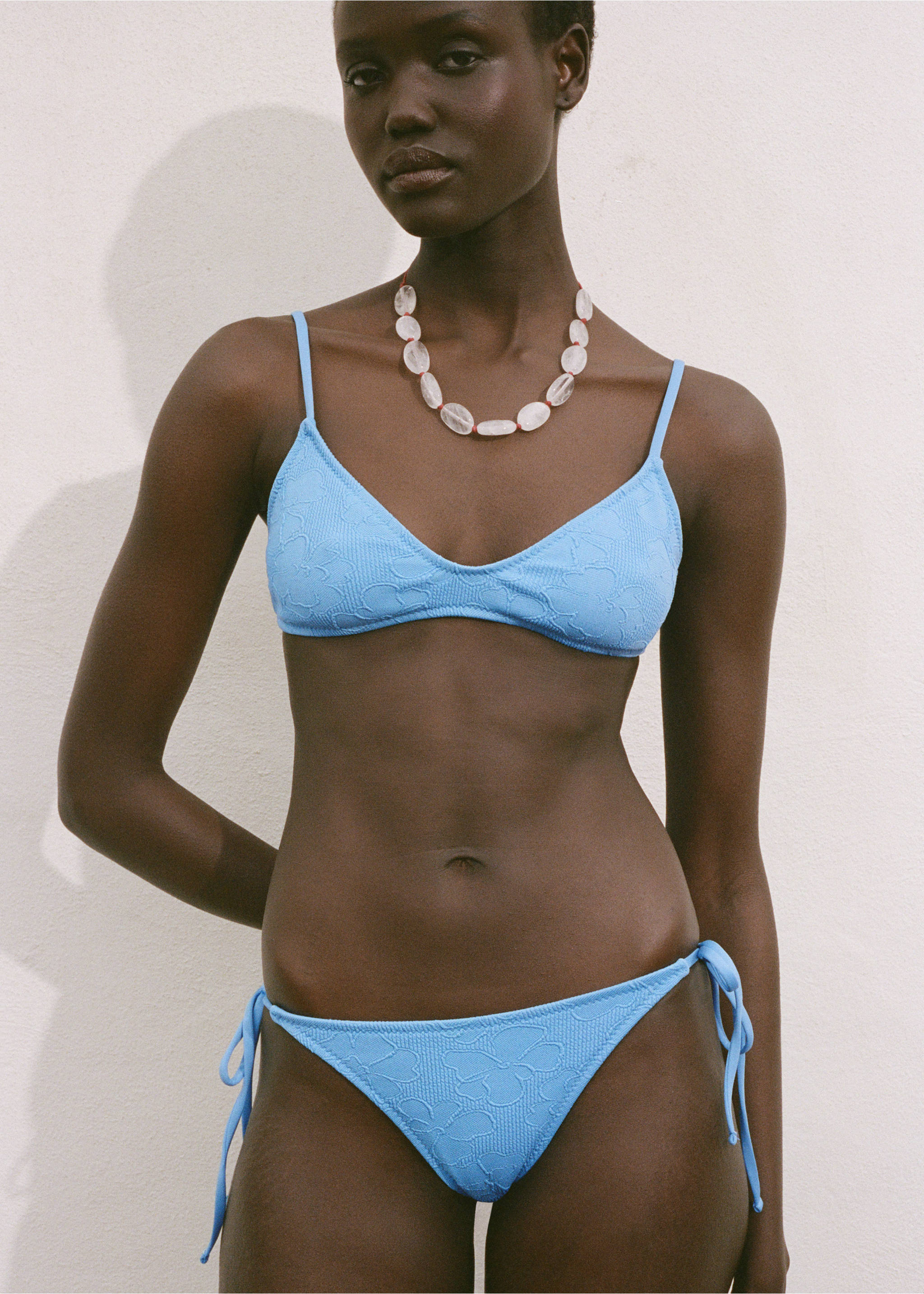 Braguita bikini bordado floral - Plano medio, Azul celeste. Ref: 87087676-00.