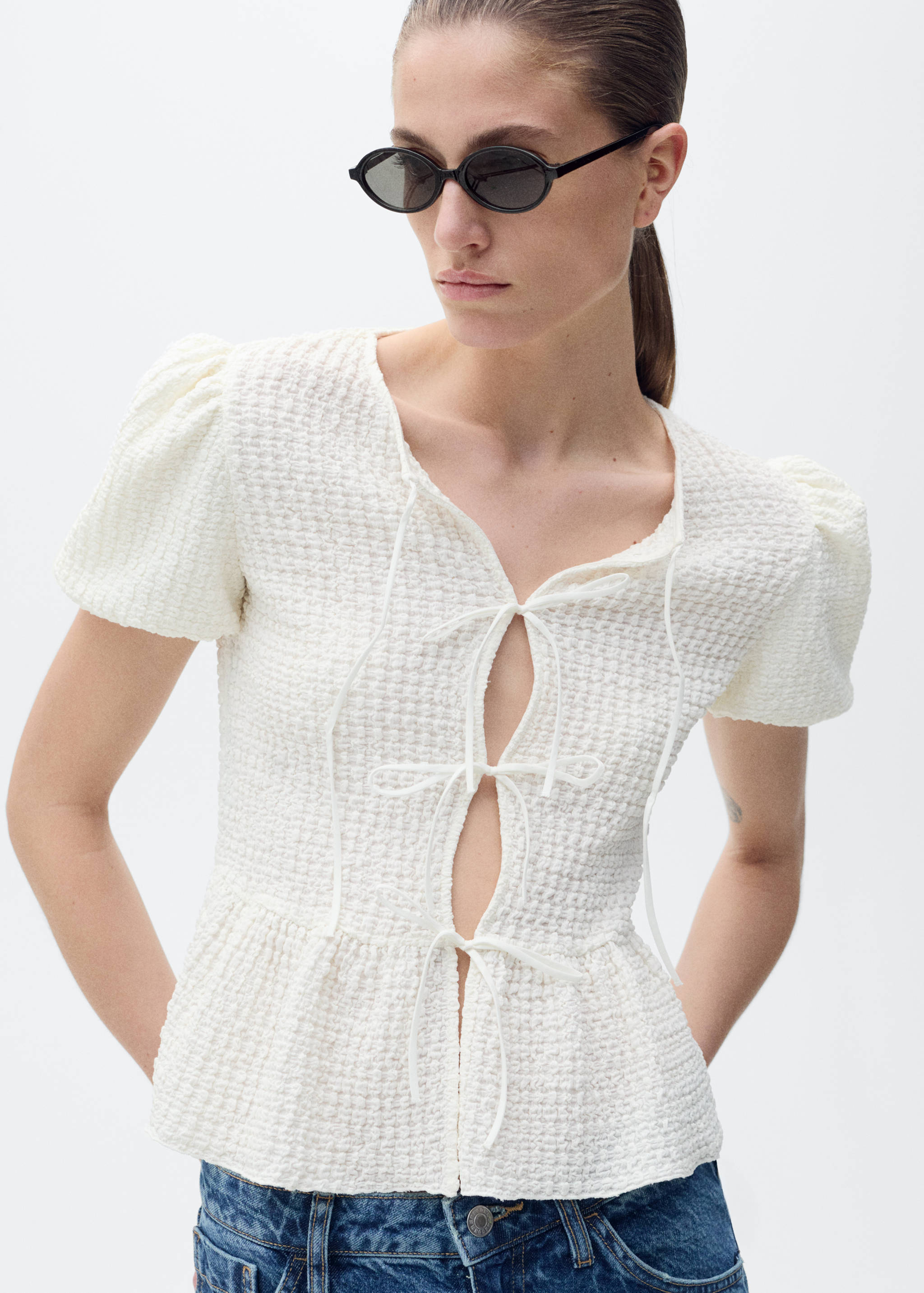 Blouse texturée fermeture nœuds - Plan moyen