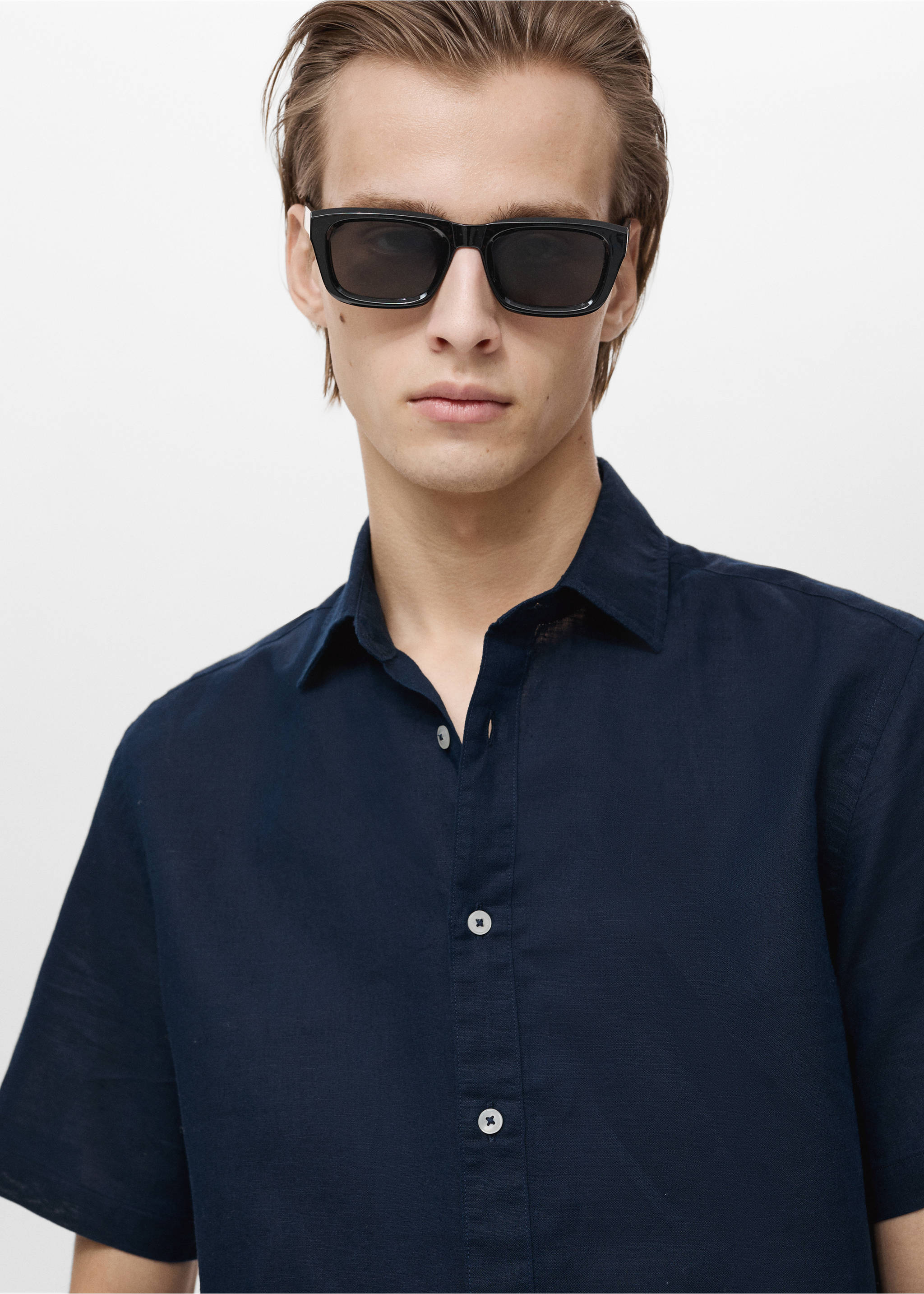 Kurzärmliges Leinenhemd - Detail des Artikels 1, Dunkles Marineblau. Ref: 87087889-00.