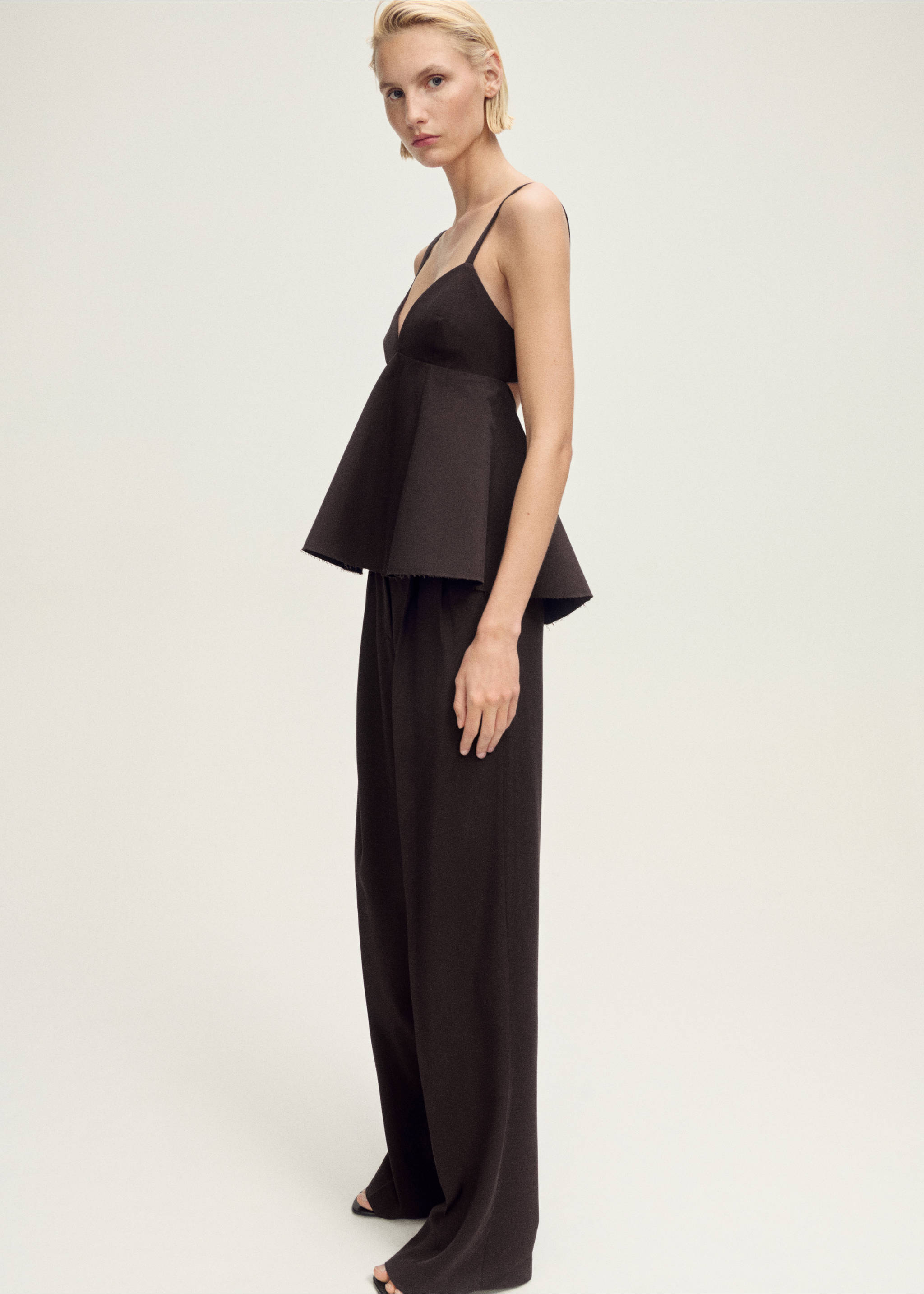 Rückenfreies Top mit V-Ausschnitt - Detail des Artikels 2, Braun. Ref: 87087904-00.