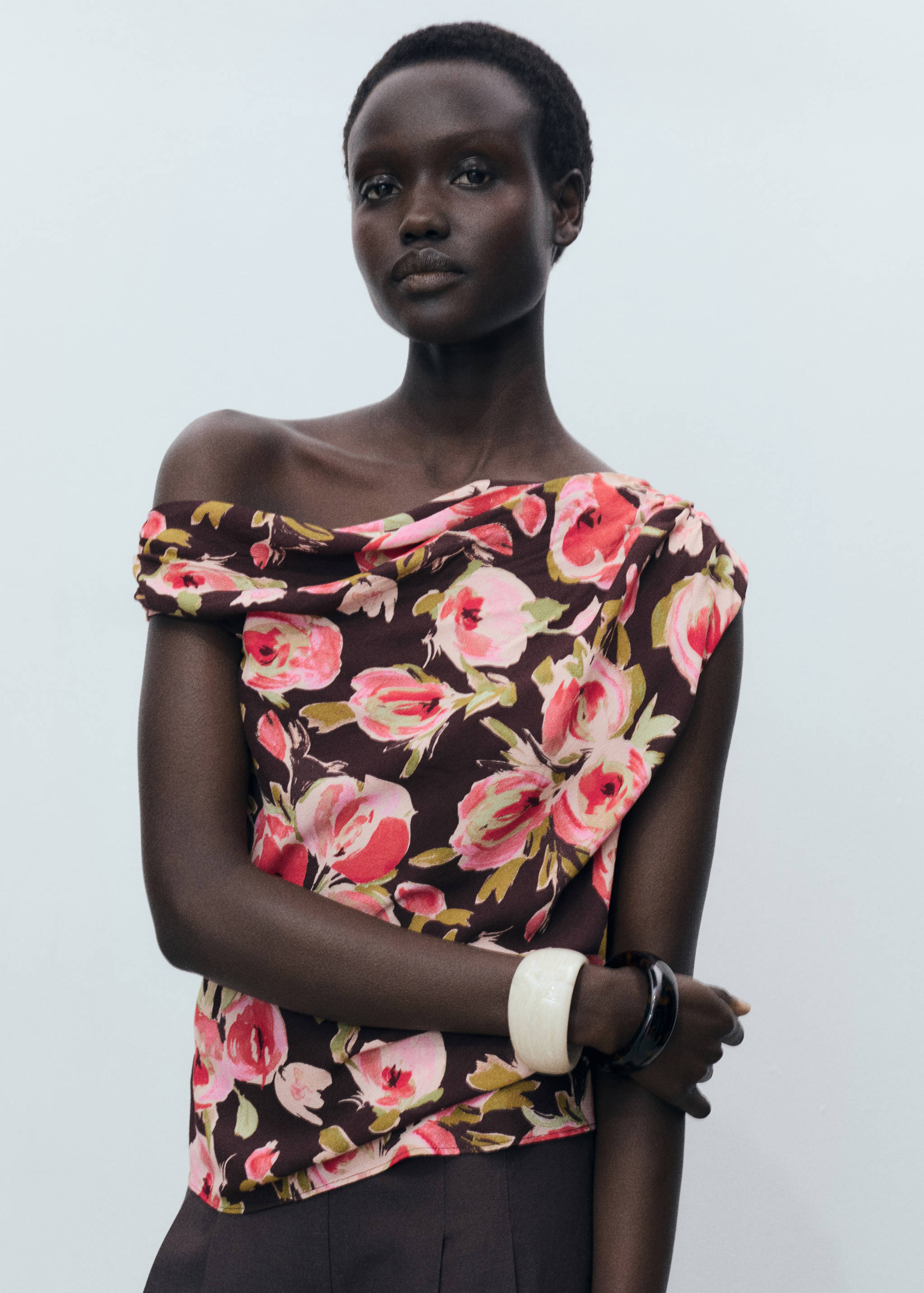 Floral blouse with asymmetrical neck - Medium plane