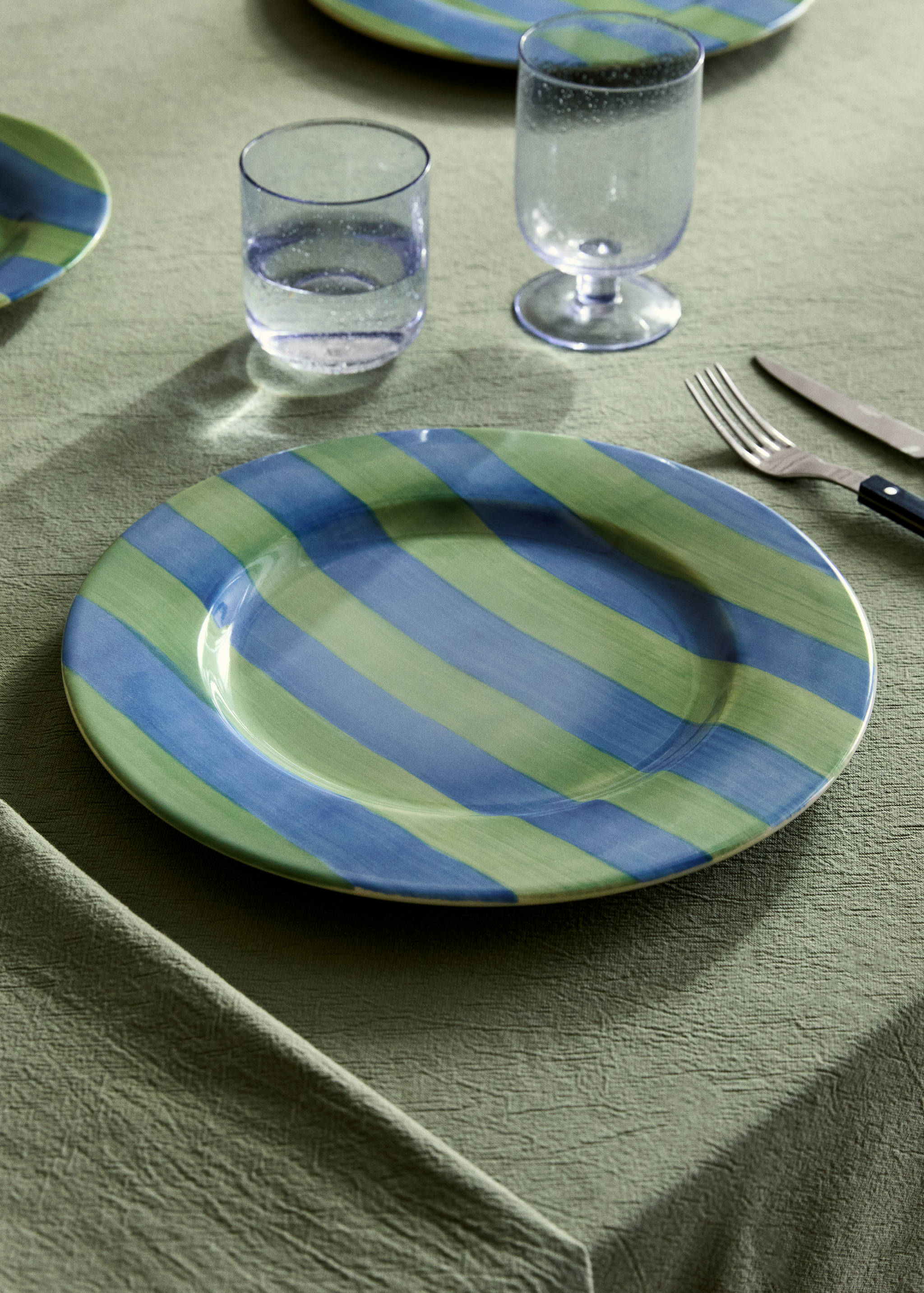 Platzteller aus Steingut mit Streifen - Allgemeine Ansicht