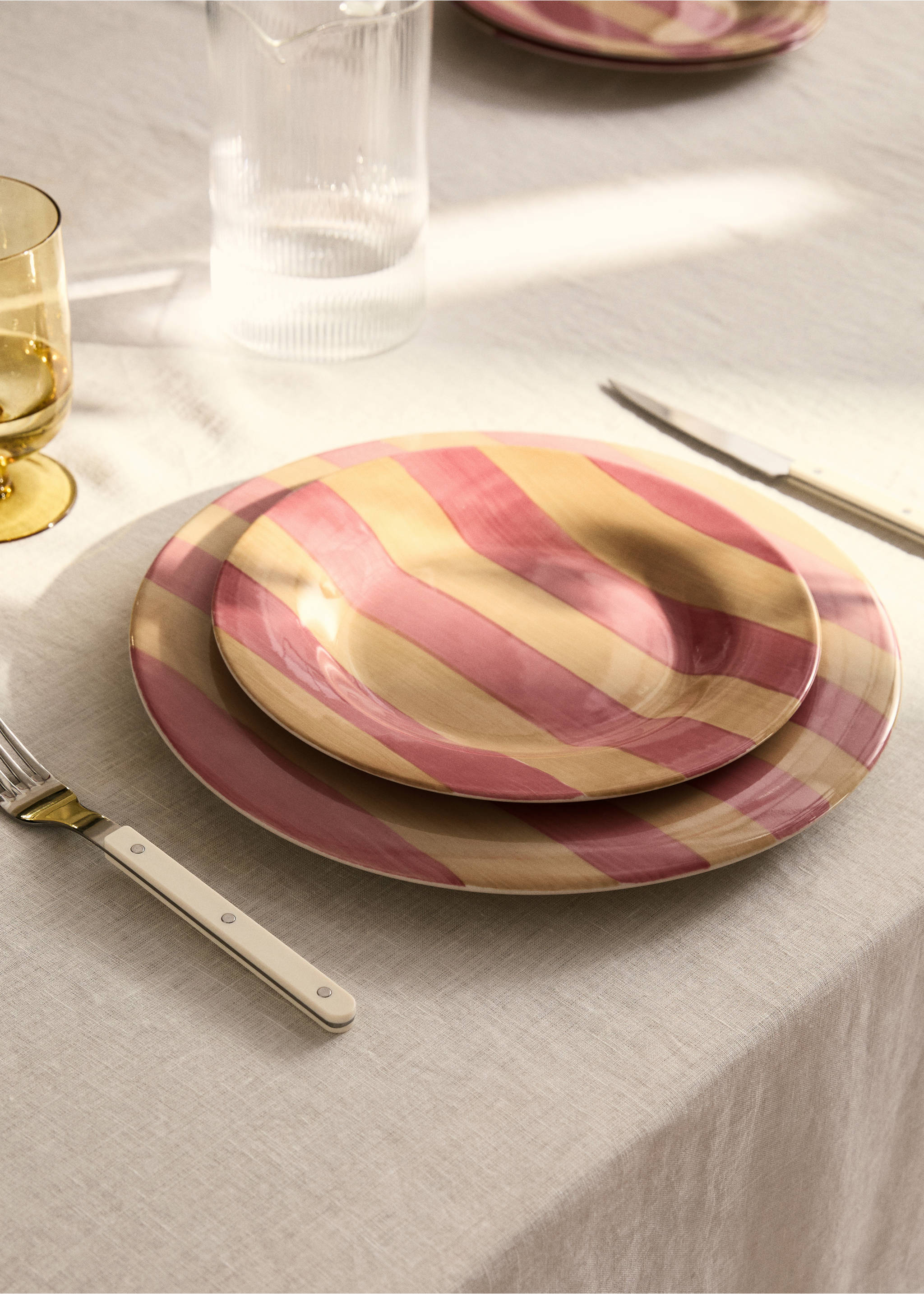 Platzteller aus Steingut mit Streifen - Allgemeine Ansicht, Rosa. Ref: 87087909-00.