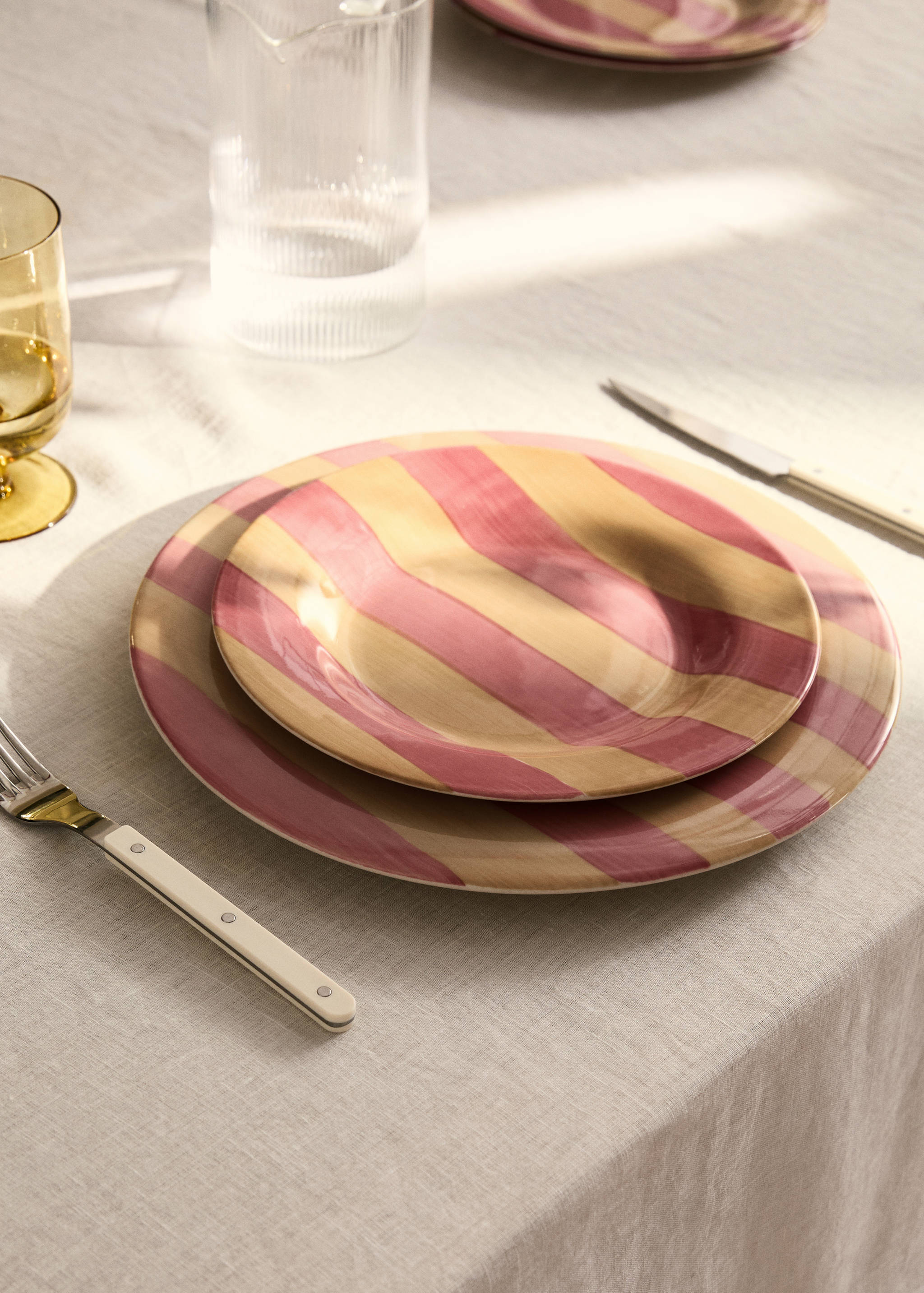 Platzteller aus Steingut mit Streifen - Allgemeine Ansicht