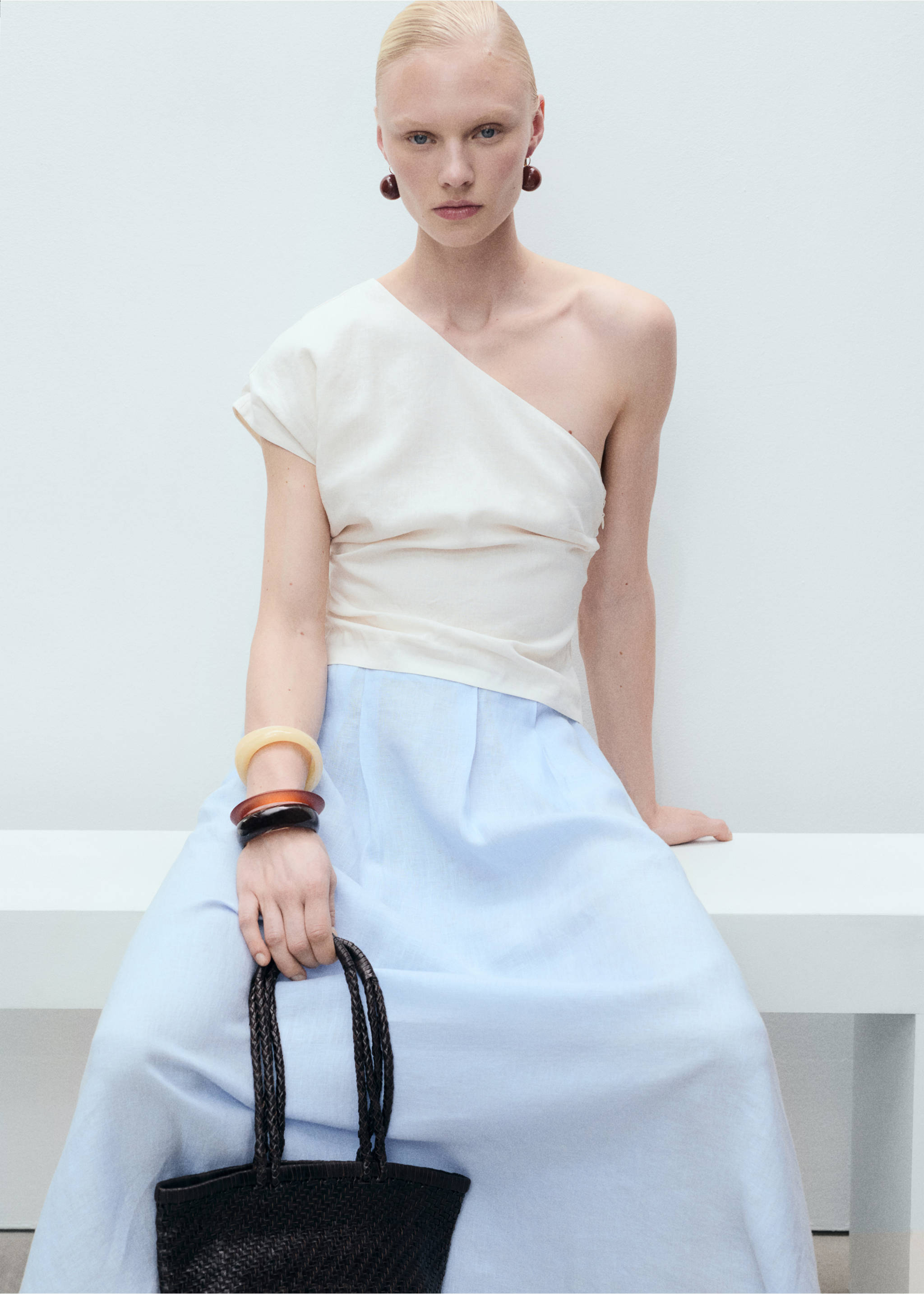 Linent skirt with pleat detail - Details of the article 2, Sky Blue. Ref: 87088640-00.