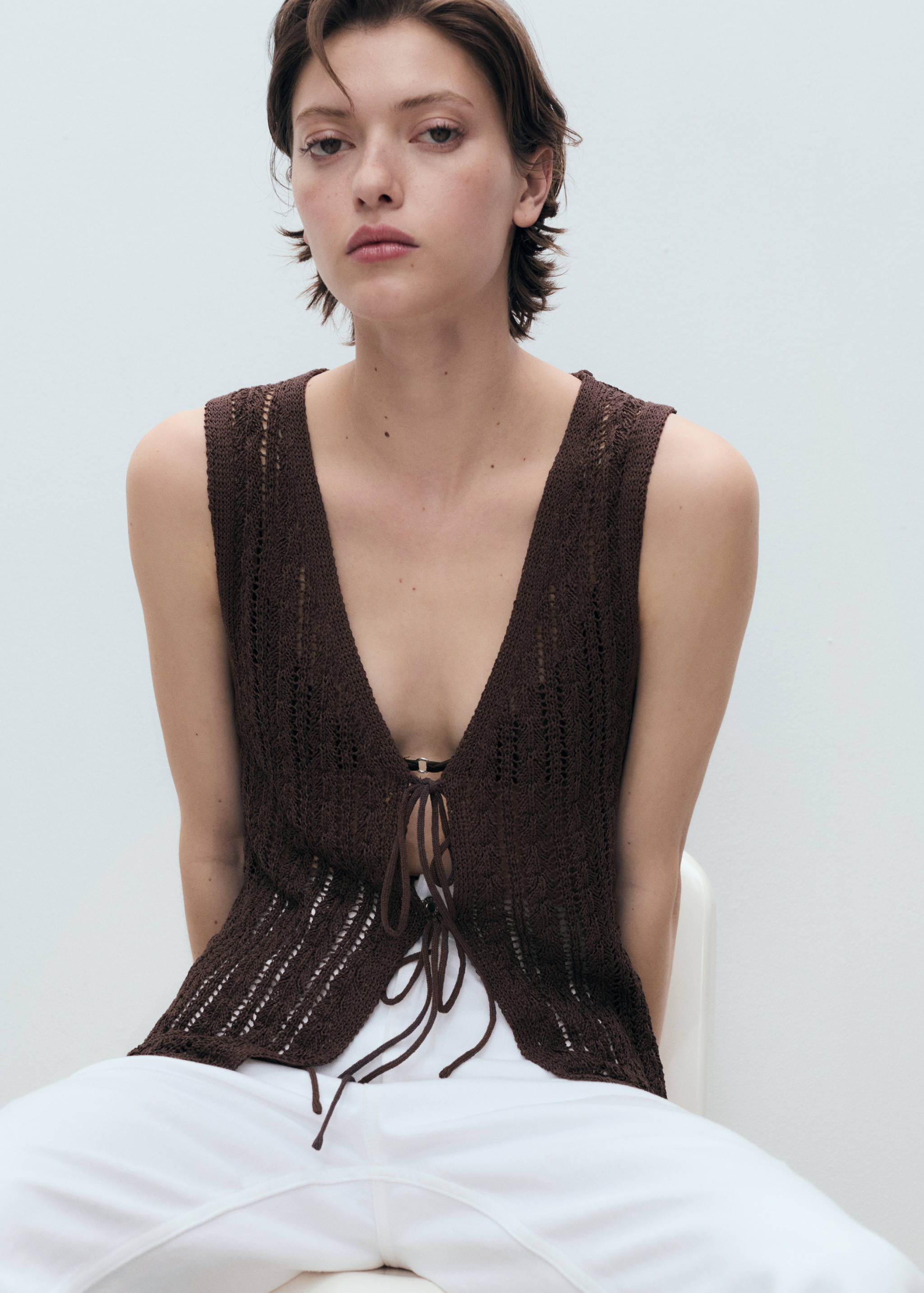 Openwork knitted waistcoat with bow closure - Medium plane
