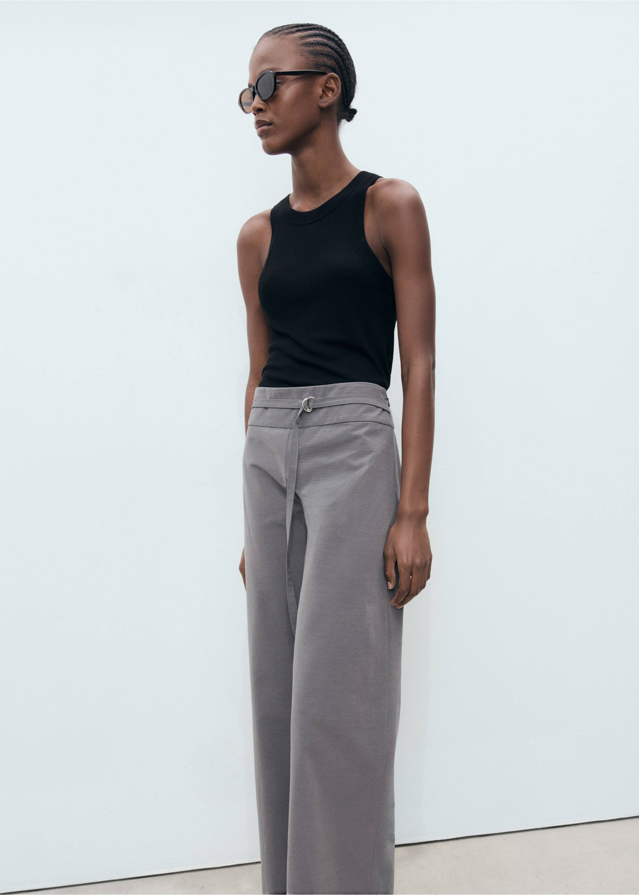 Pantalón recto cinturón fino - Plano medio, Gris. Ref: 87088644-00.