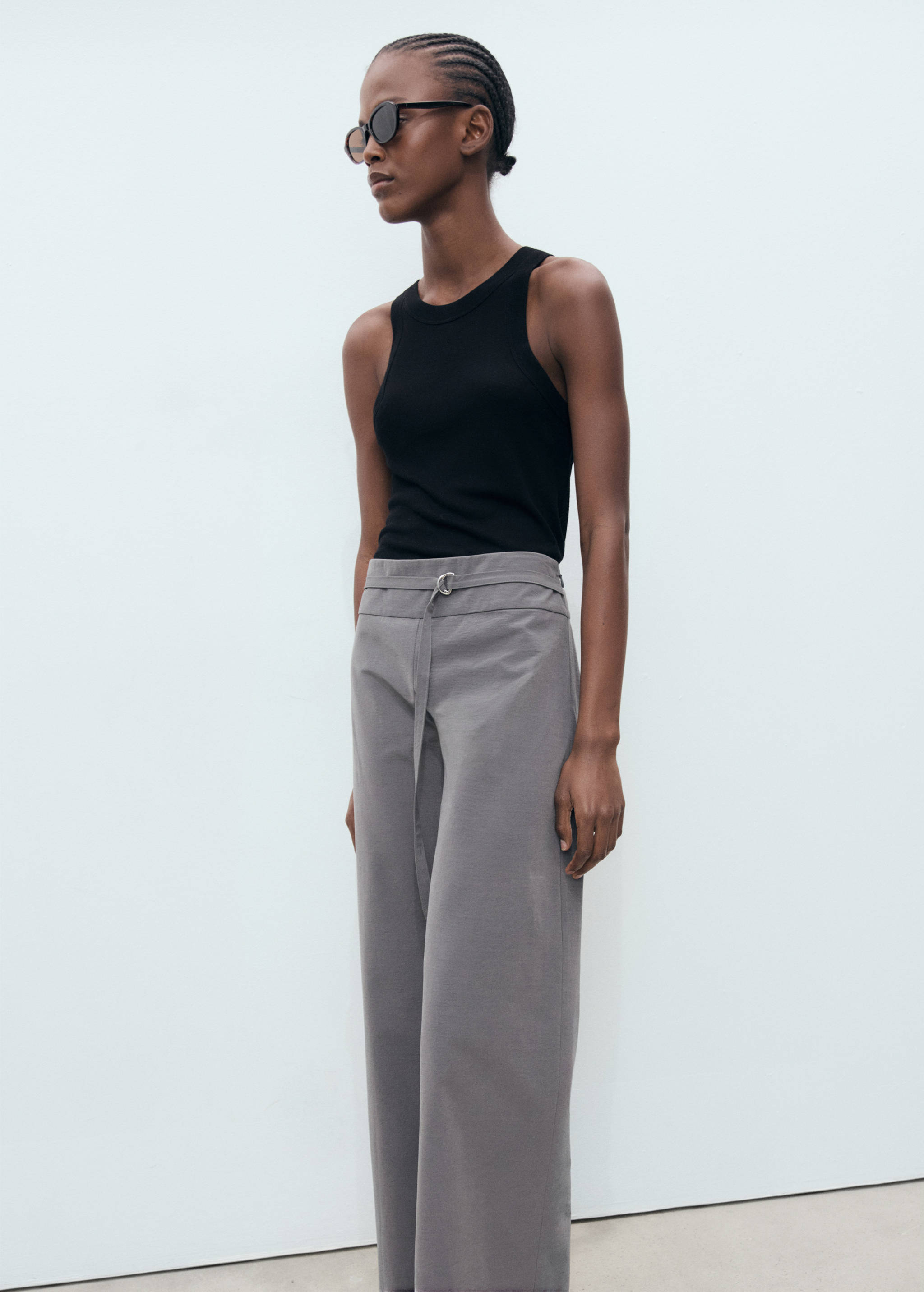 Pantalón recto cinturón fino - Plano medio
