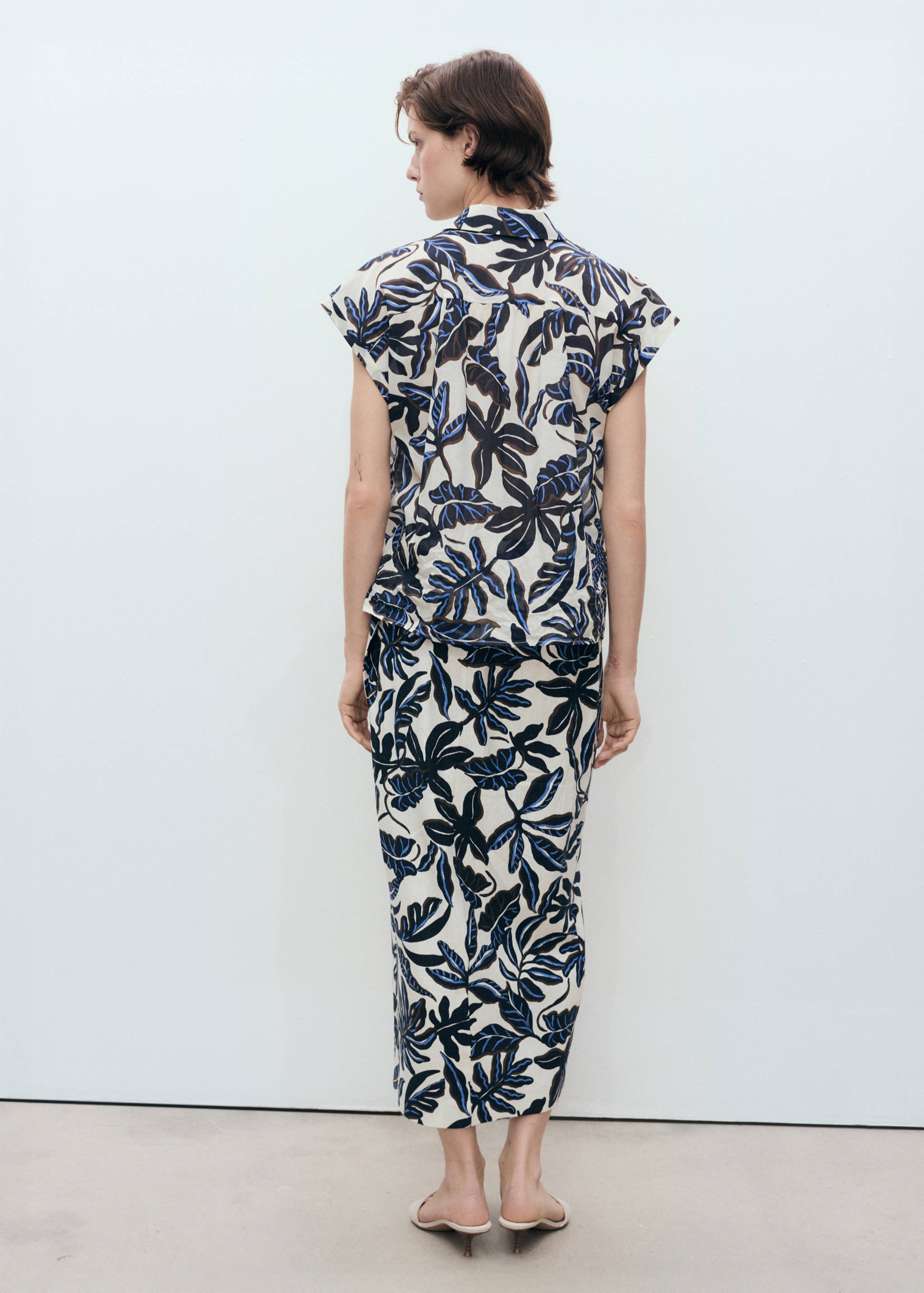 Linnen rok met knoopdetail - Achterkant van het artikel