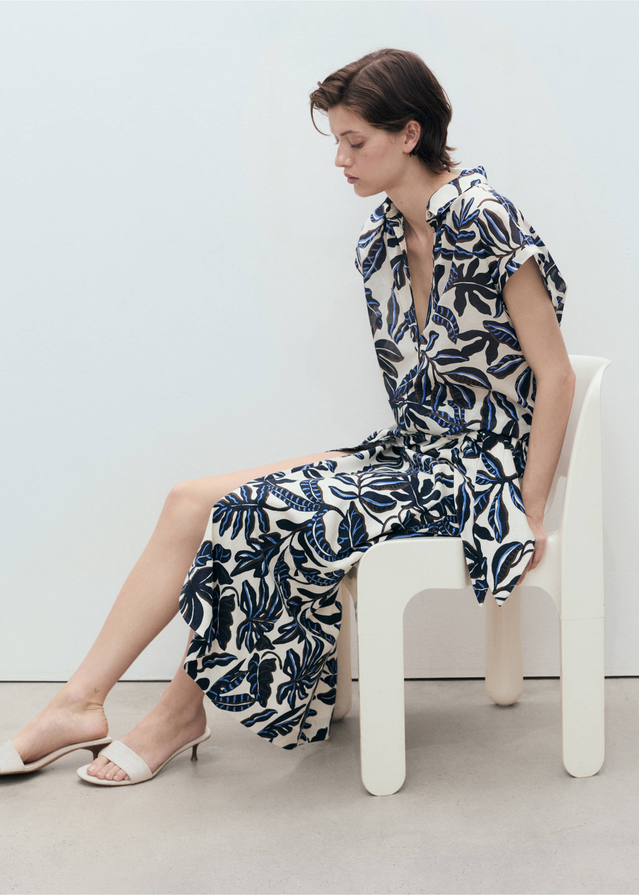 Linnen rok met knoopdetail - Detail van het artikel 6, Ecru. Ref: 87088645-00.