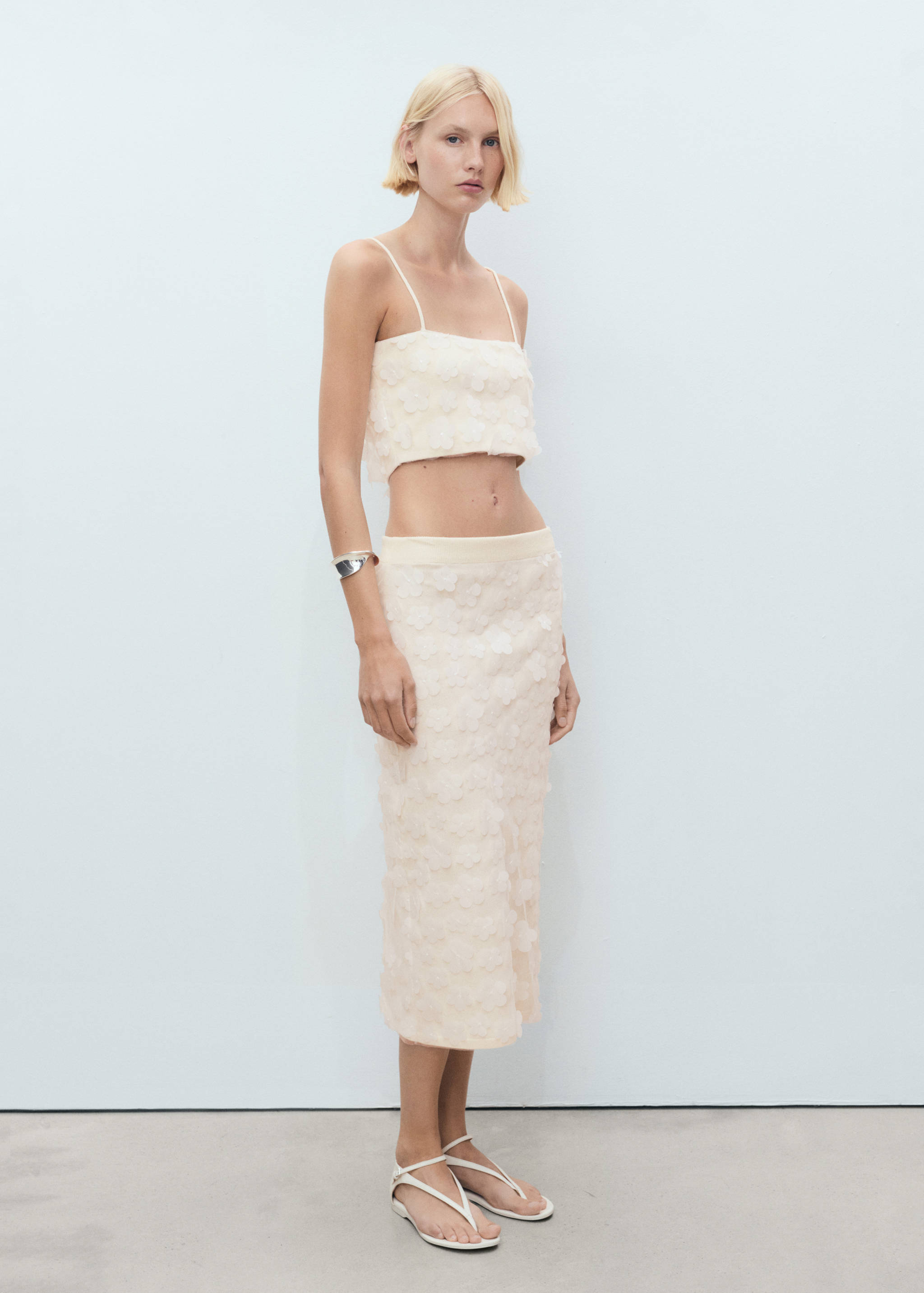 Falda midi flores relieve - Plano general