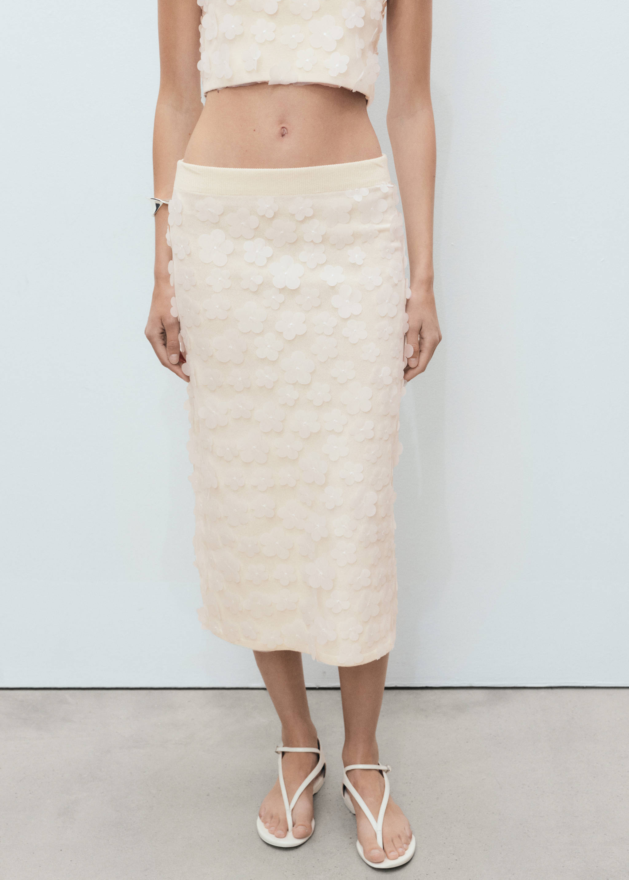 Falda midi flores relieve - Plano medio