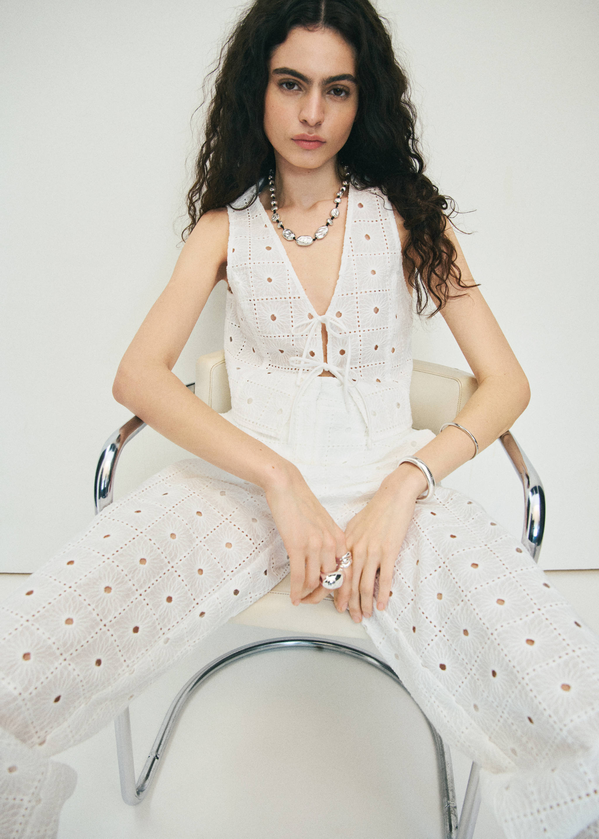 Embroidered cotton vest with bows - Details of the article 3