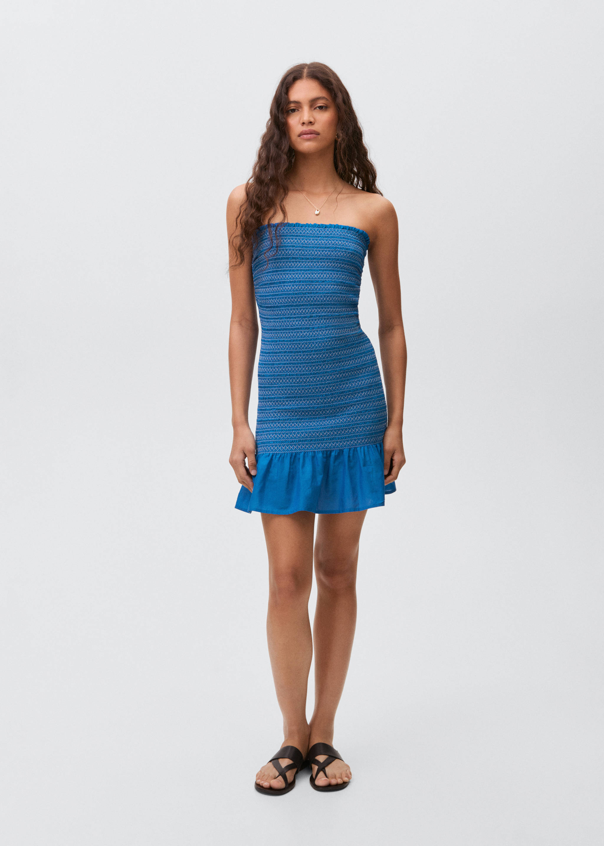 Vestido bordado com folho - Plano geral