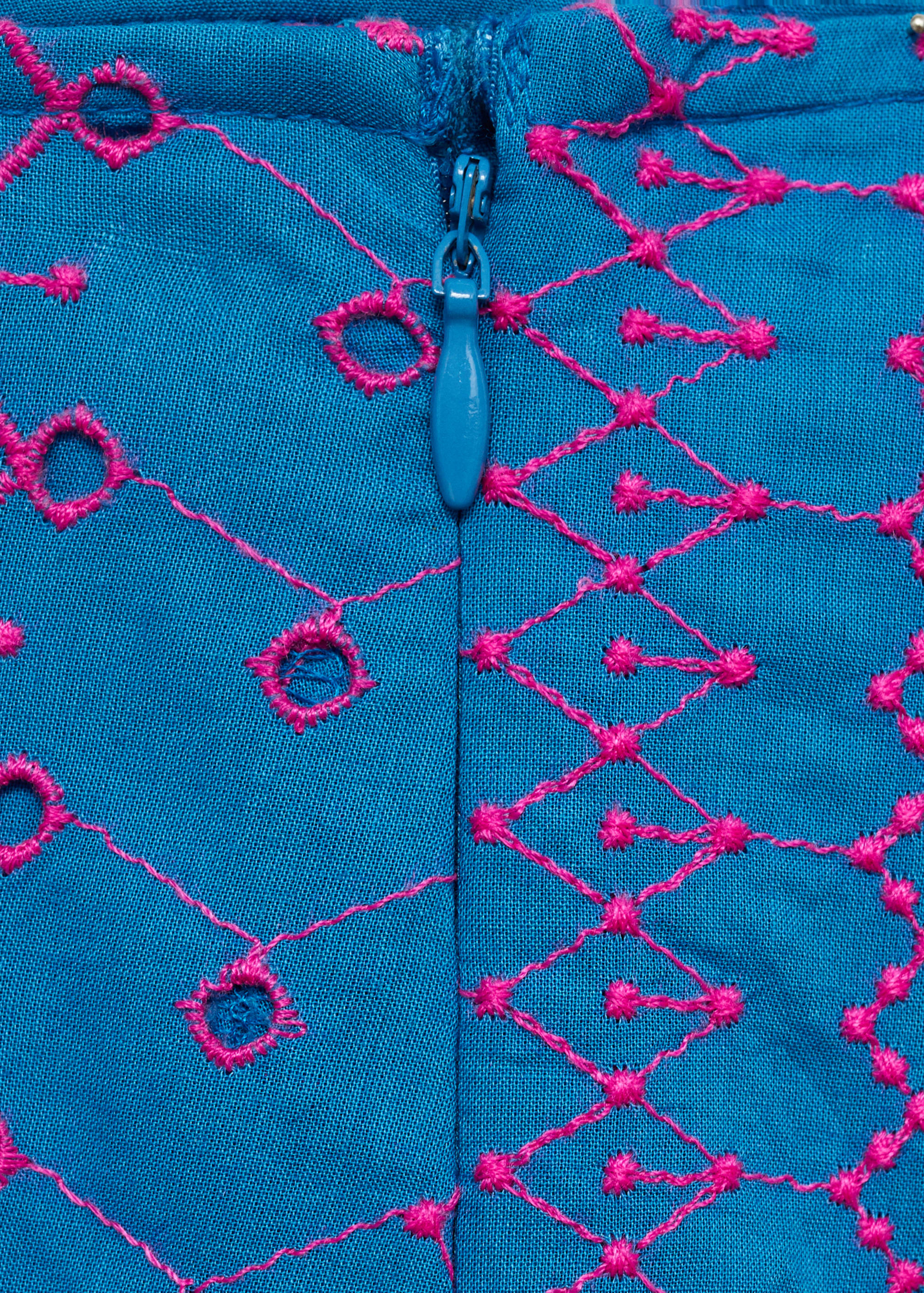 Hose mit kontrastierender Schweizer Stickerei - Detail des Artikels 0