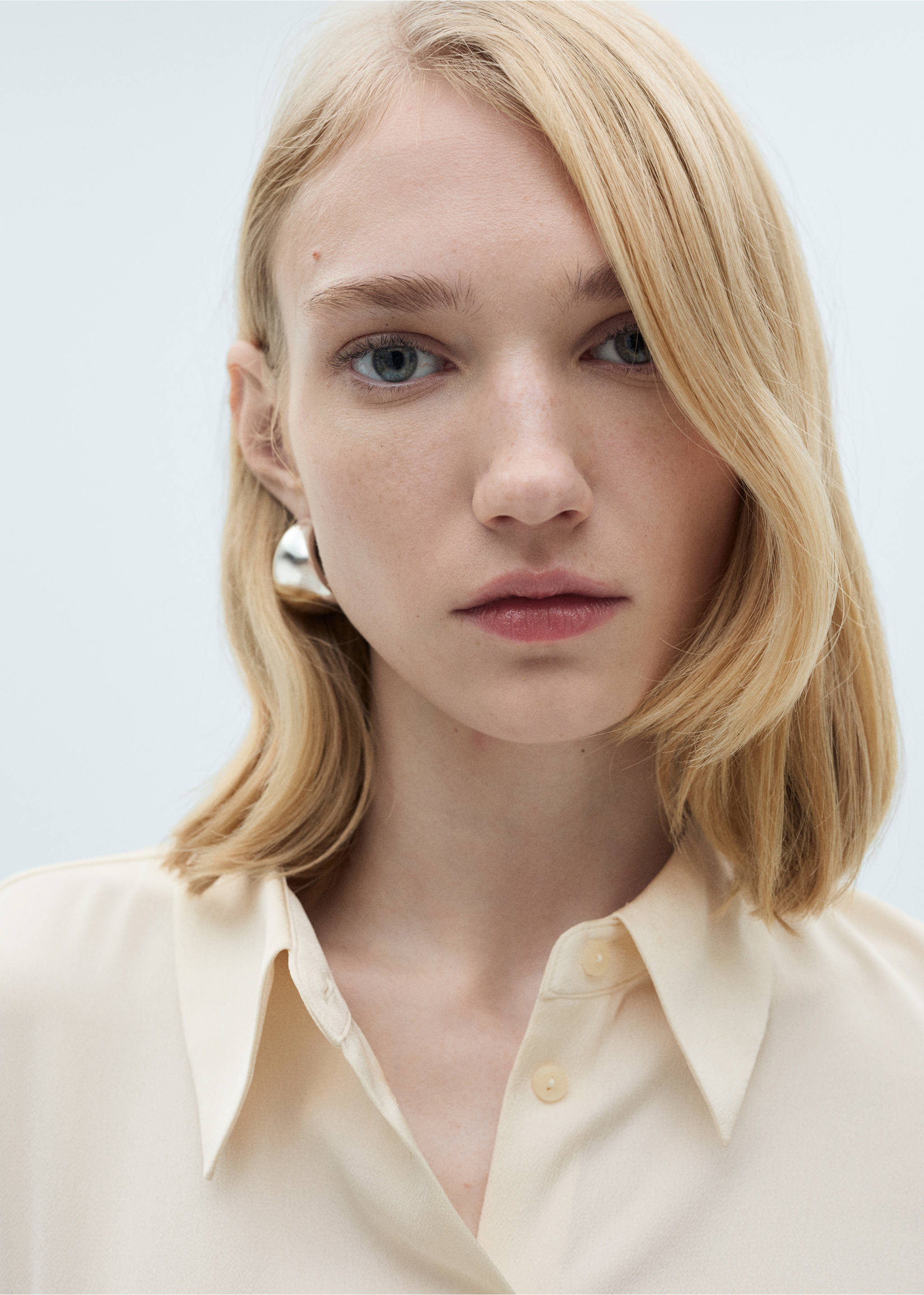 Camisa fluida satinada - Detalle del artículo 1, Blanco roto. Ref: 87090415-00.