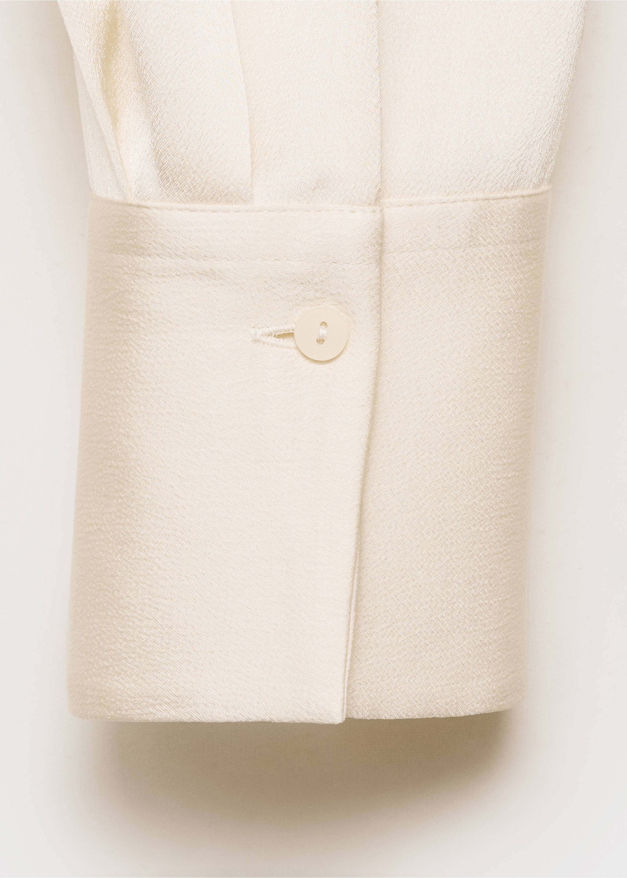 Camisa fluida satinada - Detalle del artículo 0, Blanco roto. Ref: 87090415-00.