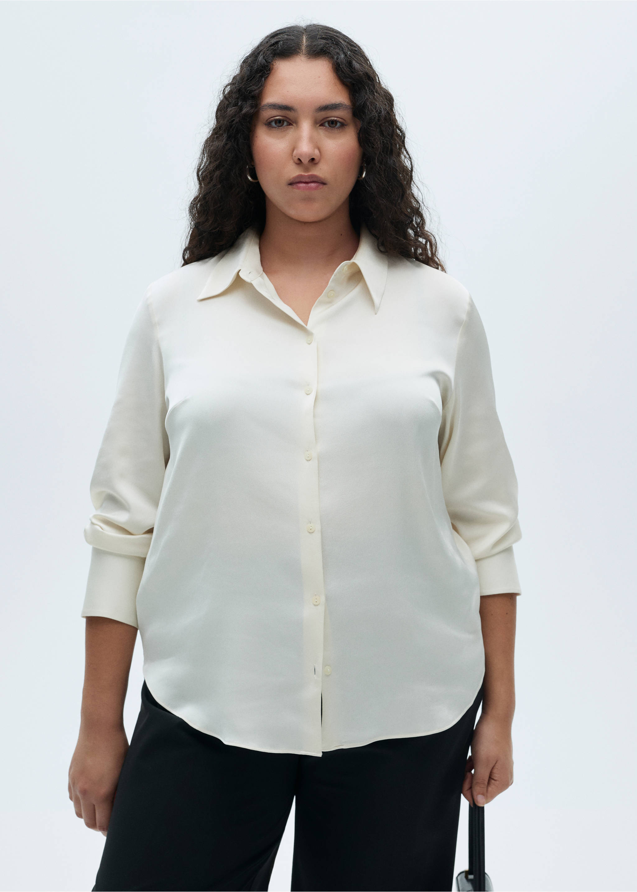 Camisa fluida satinada - Detalle del artículo 5, Blanco roto. Ref: 87090415-00.