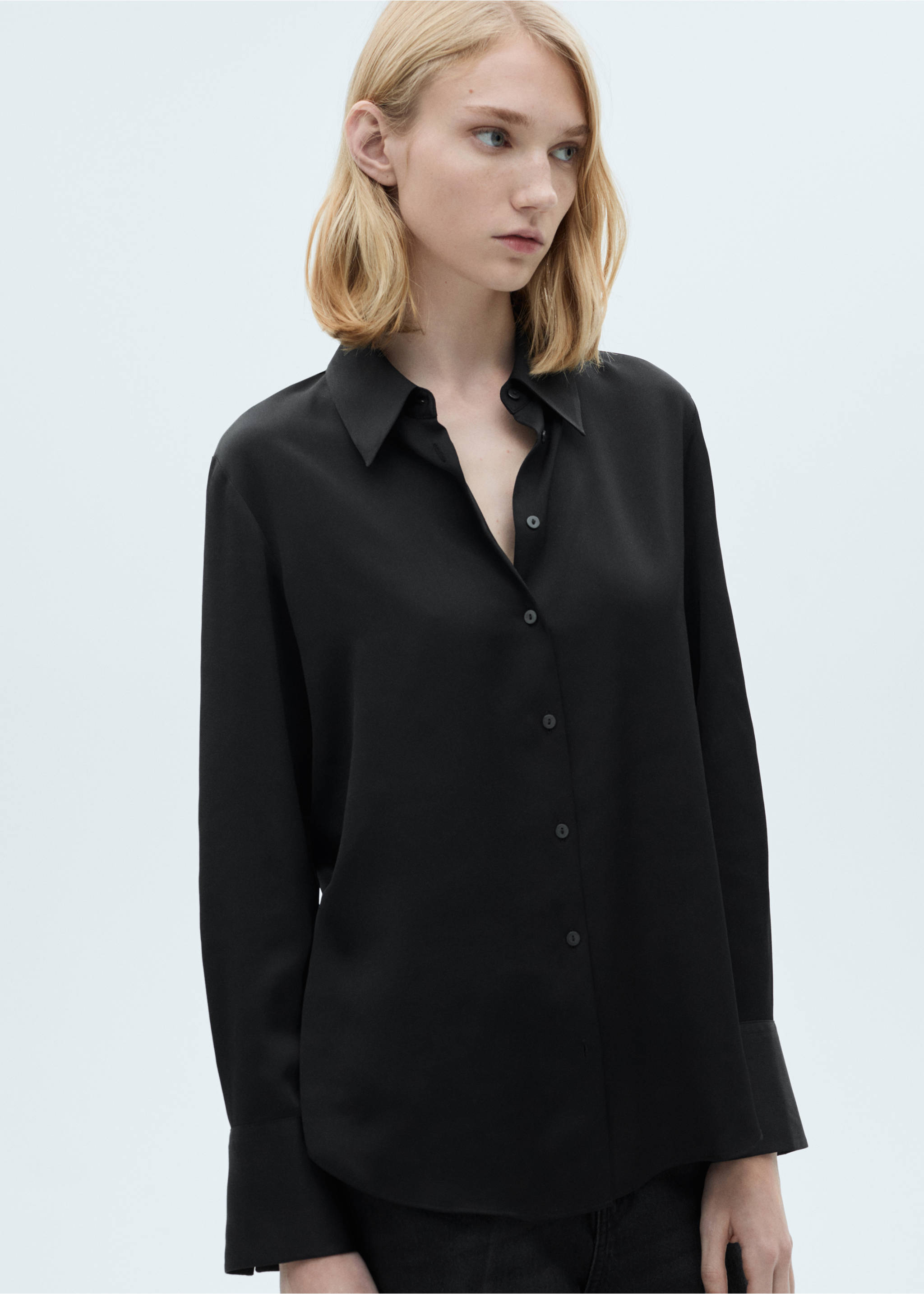 Chemise fluide satinée - Plan moyen, Noir. Ref: 87090415-00.