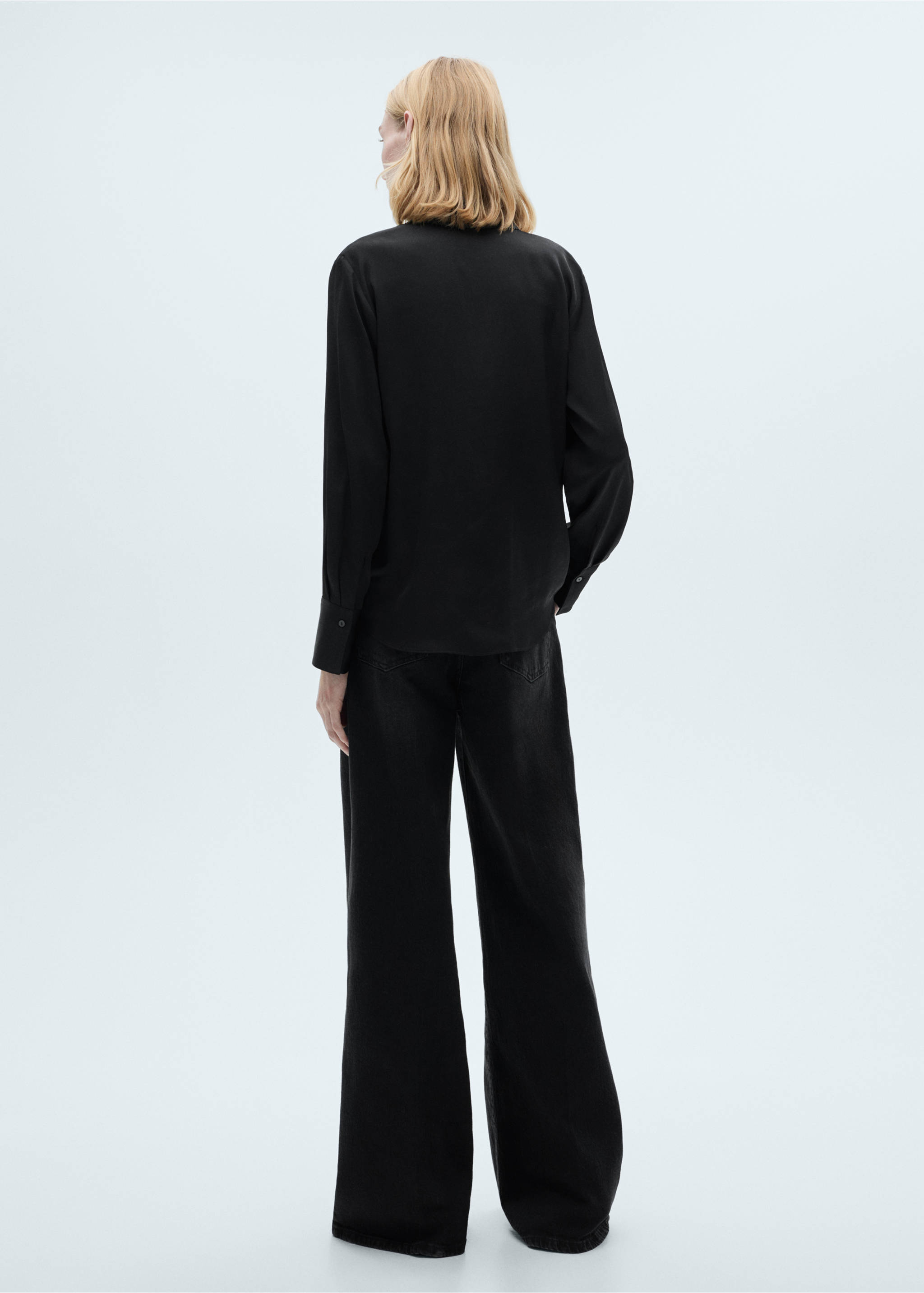 Chemise fluide satinée - Verso de l’article, Noir. Ref: 87090415-00.