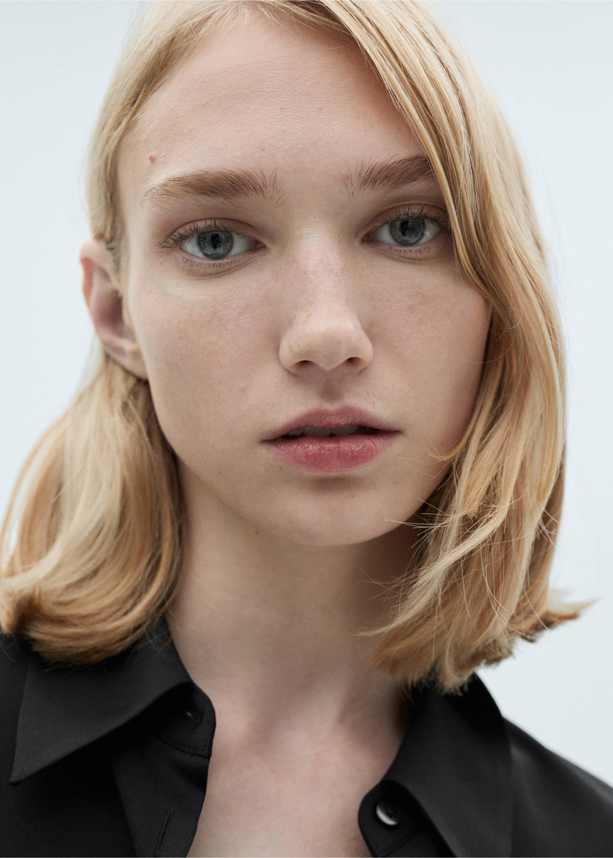 Chemise fluide satinée - Détail de l'article 1, Noir. Ref: 87090415-00.