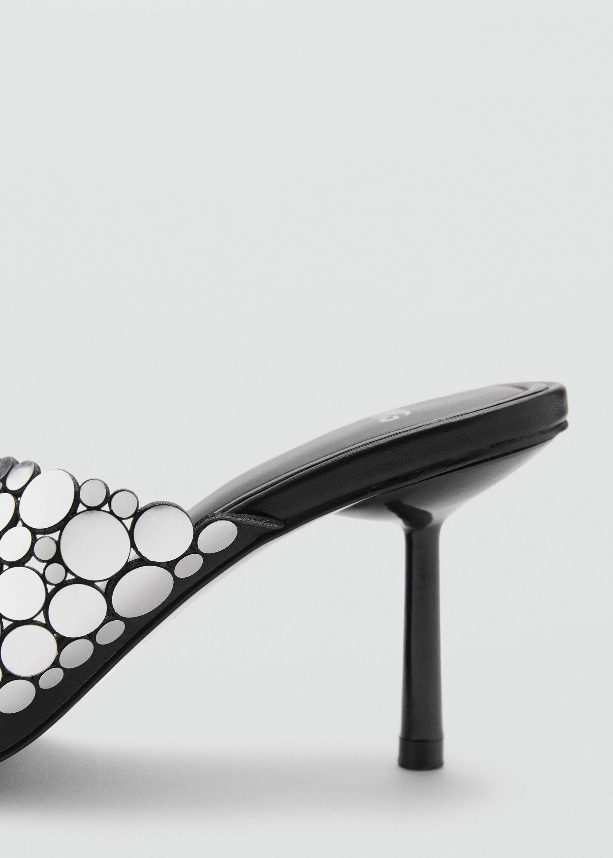 Sandalia tacón adornos metálicos - Detalle del artículo 1