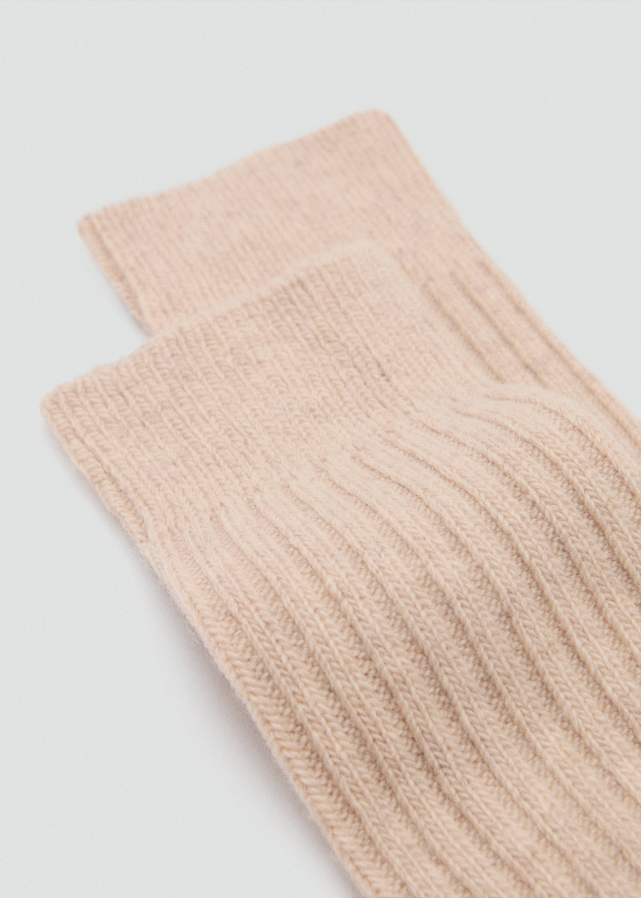 Șosetele reiate - Plan mediu, Ecru. Ref: 87090421-00.