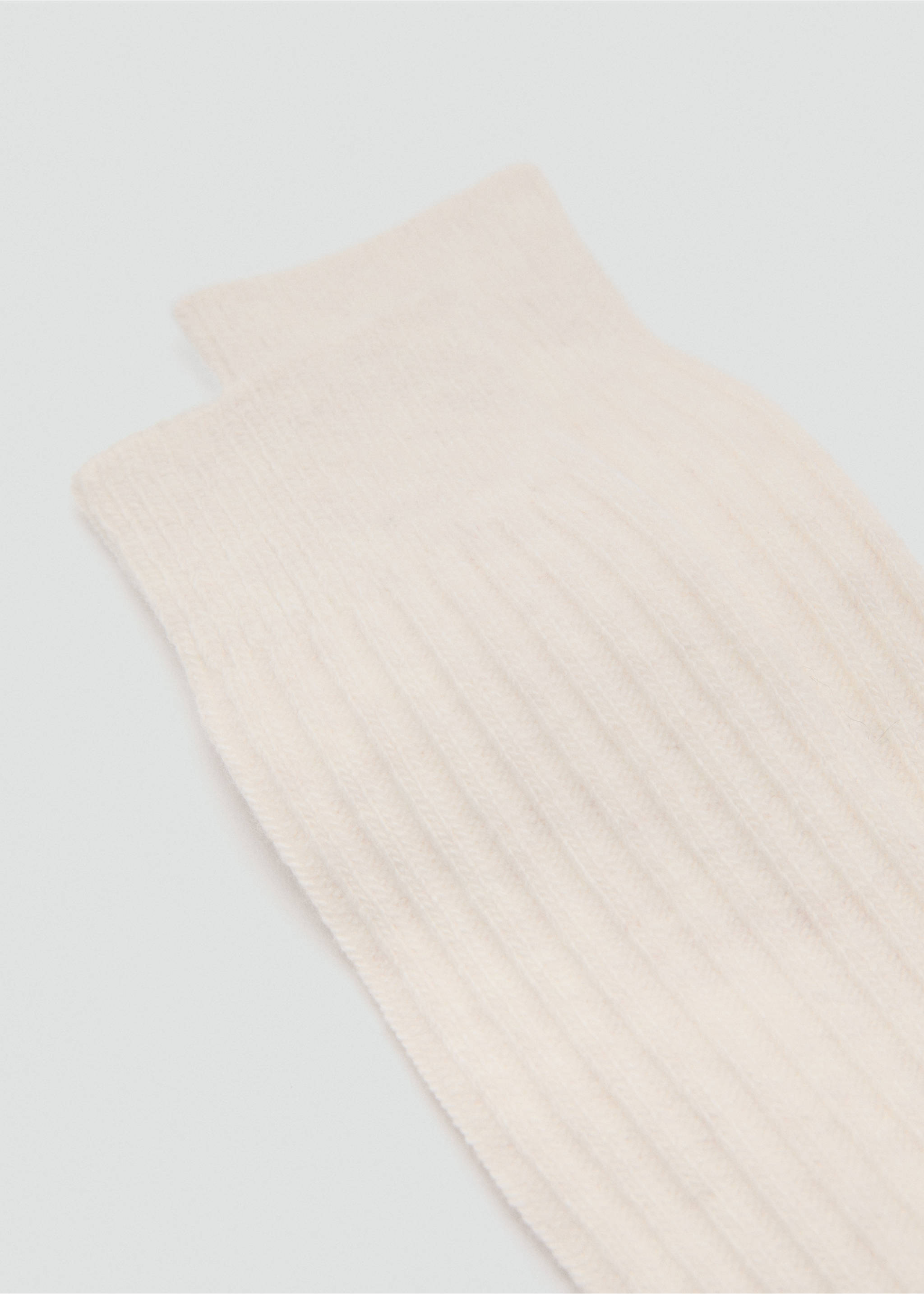 Șosetele reiate - Plan mediu, Bej foarte deschis. Ref: 87090421-00.