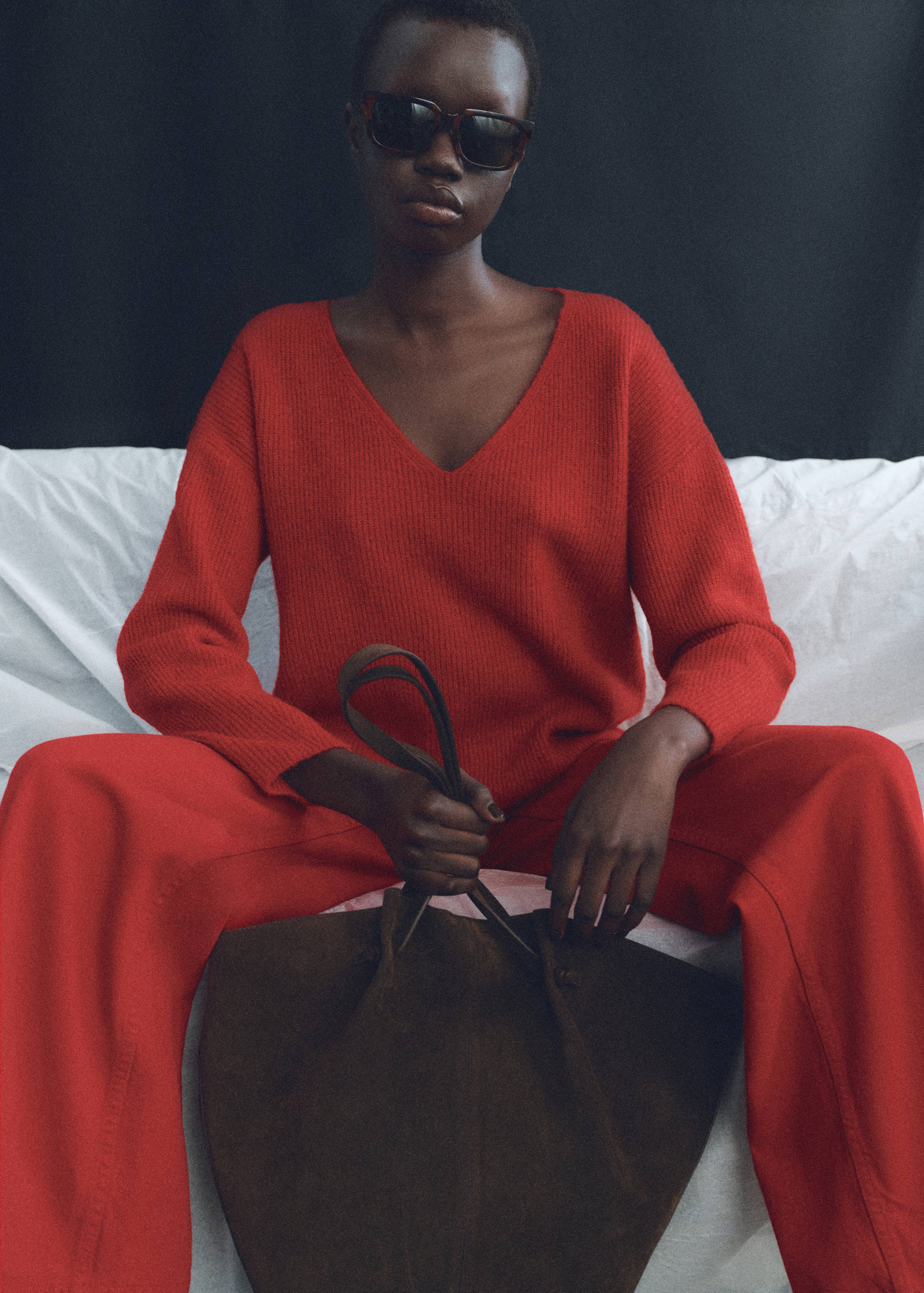 V-neck knit sweater - Medium plane