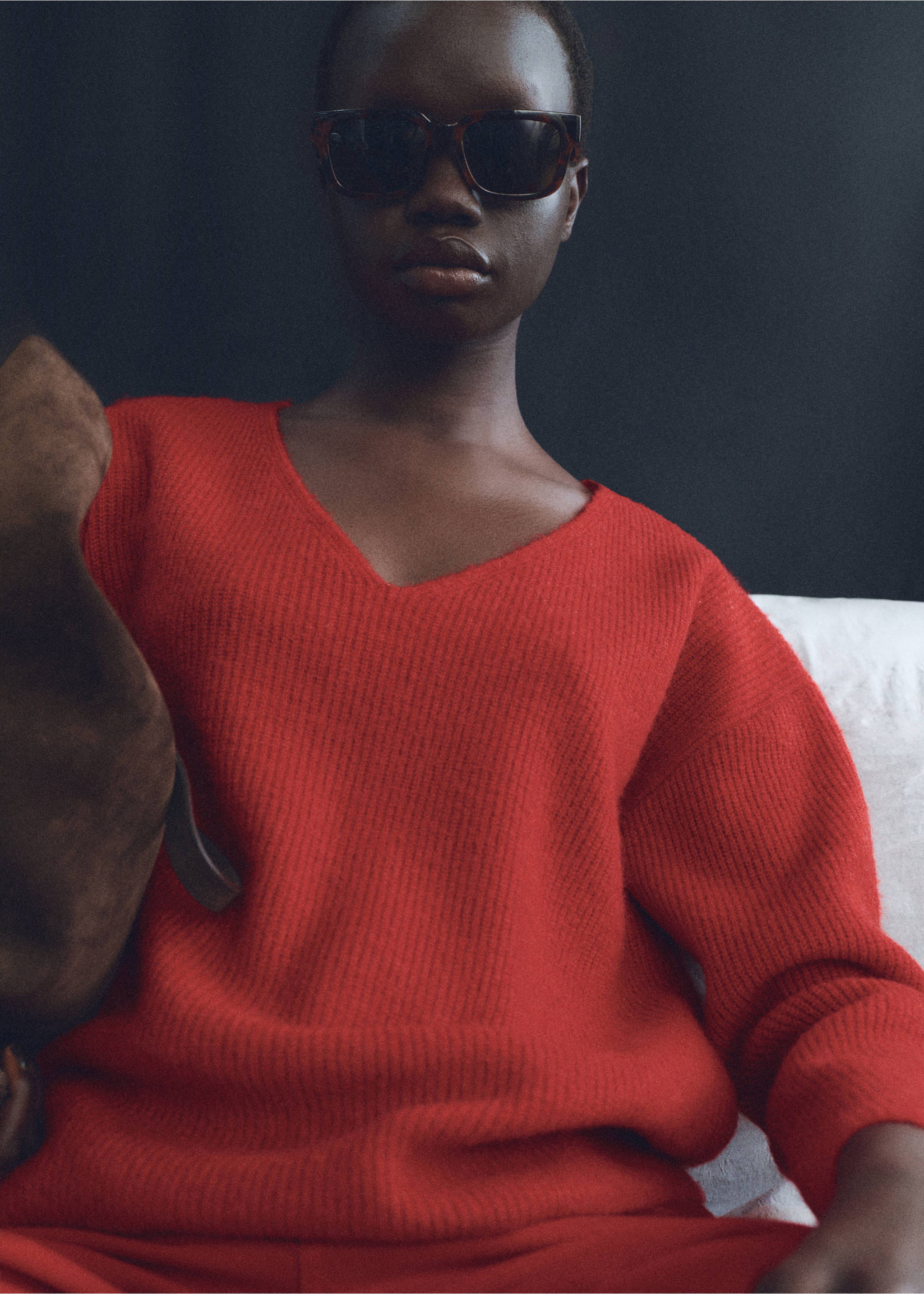 V-neck knit sweater - Details of the article 1, Red. Ref: 87090423-00.