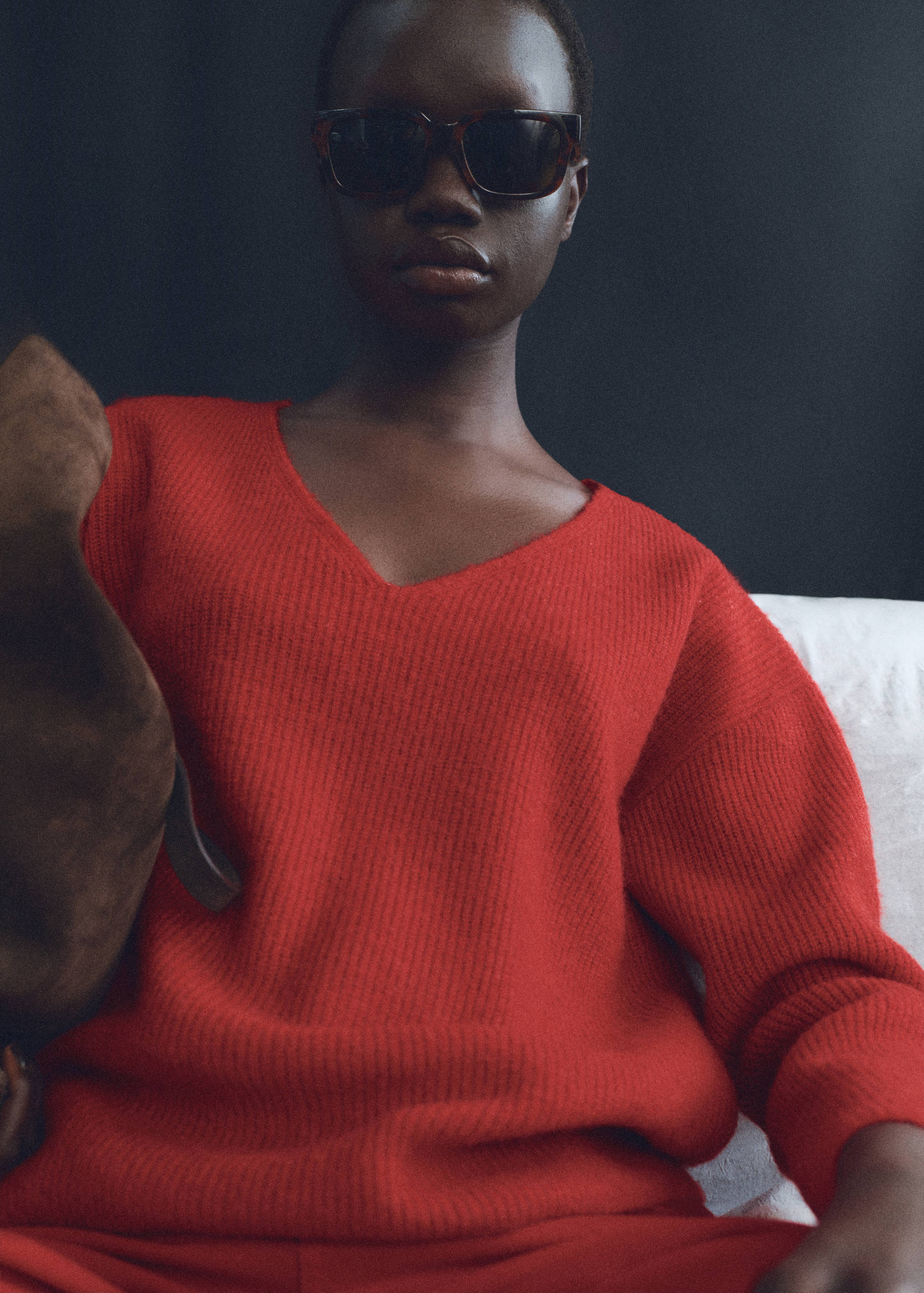 V-neck knit sweater - Details of the article 1