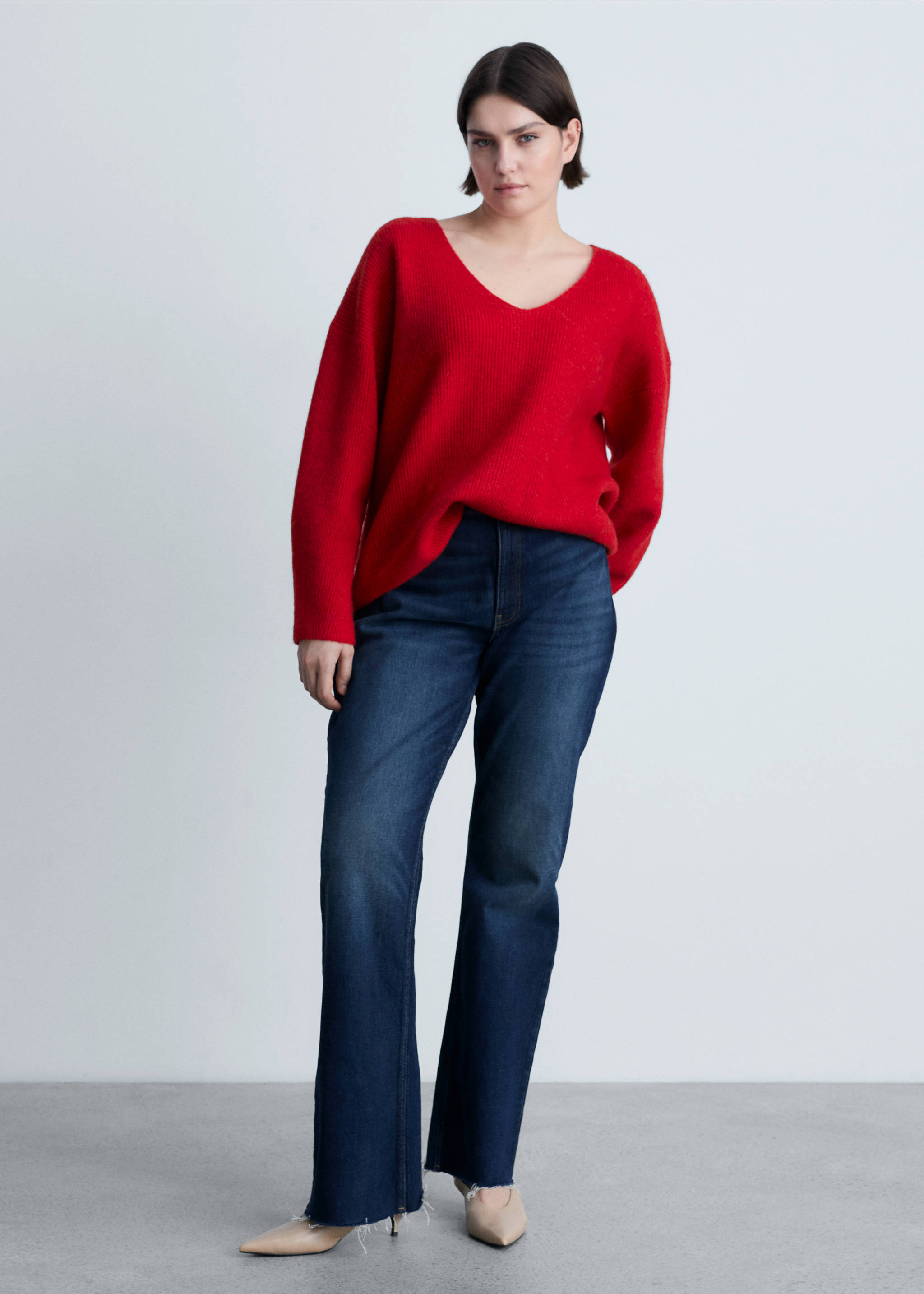 V-neck knit sweater - Details of the article 6, Red. Ref: 87090423-00.