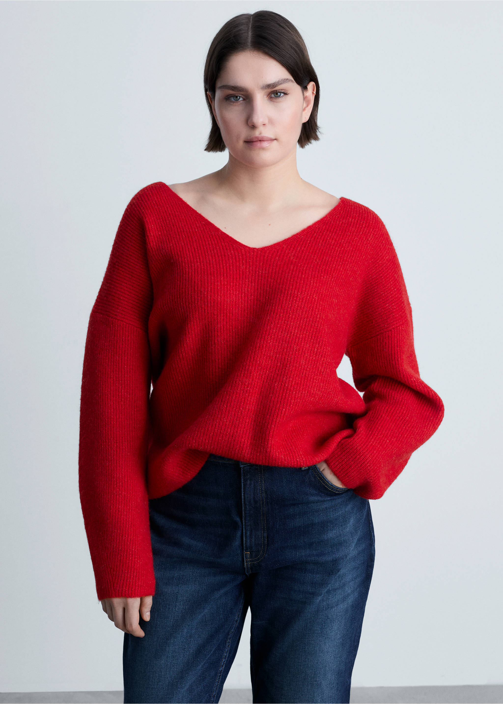 V-neck knit sweater - Details of the article 5, Red. Ref: 87090423-00.