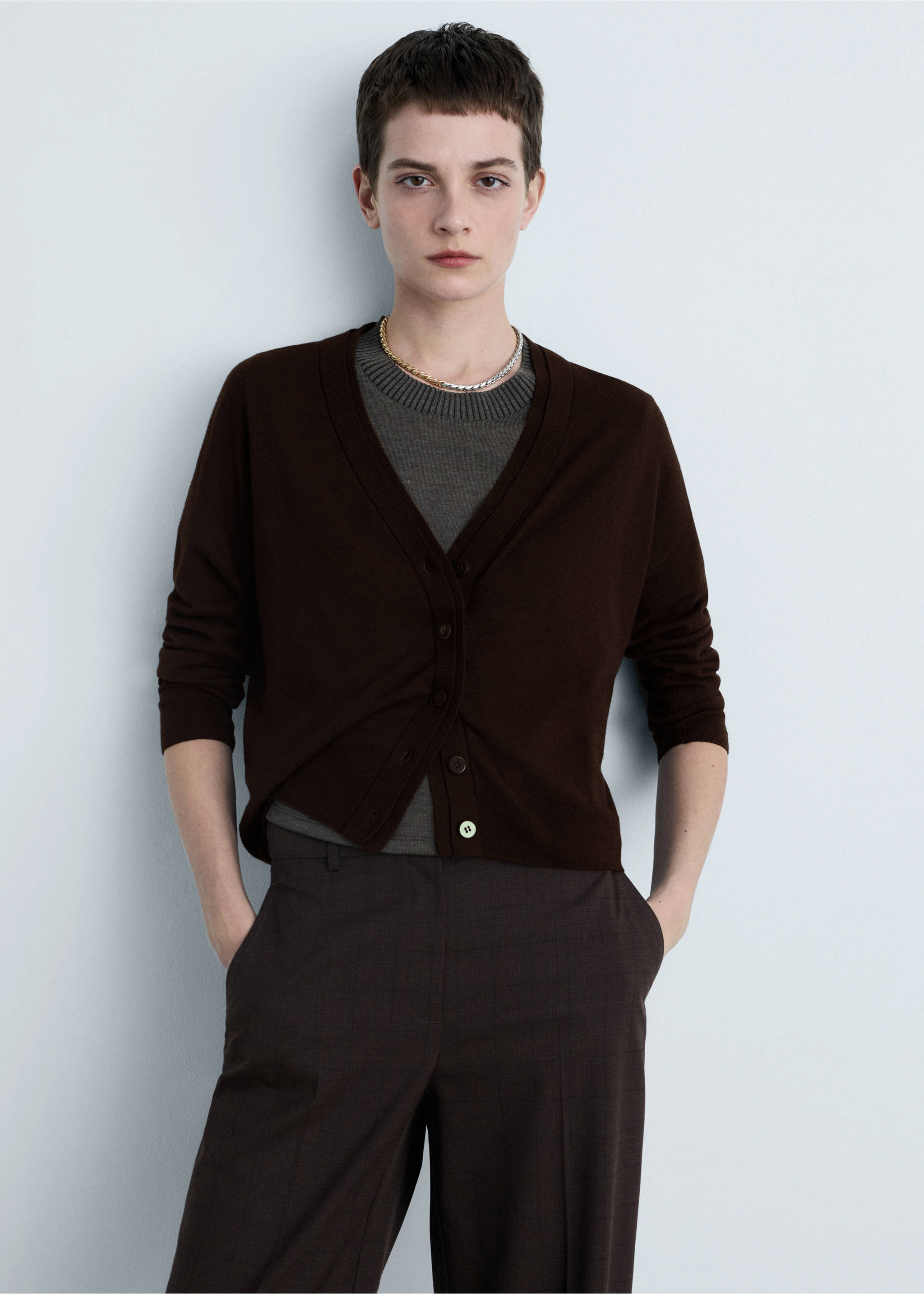 V-neck knitted cardigan - Medium plane, Chocolate. Ref: 87090432-00.