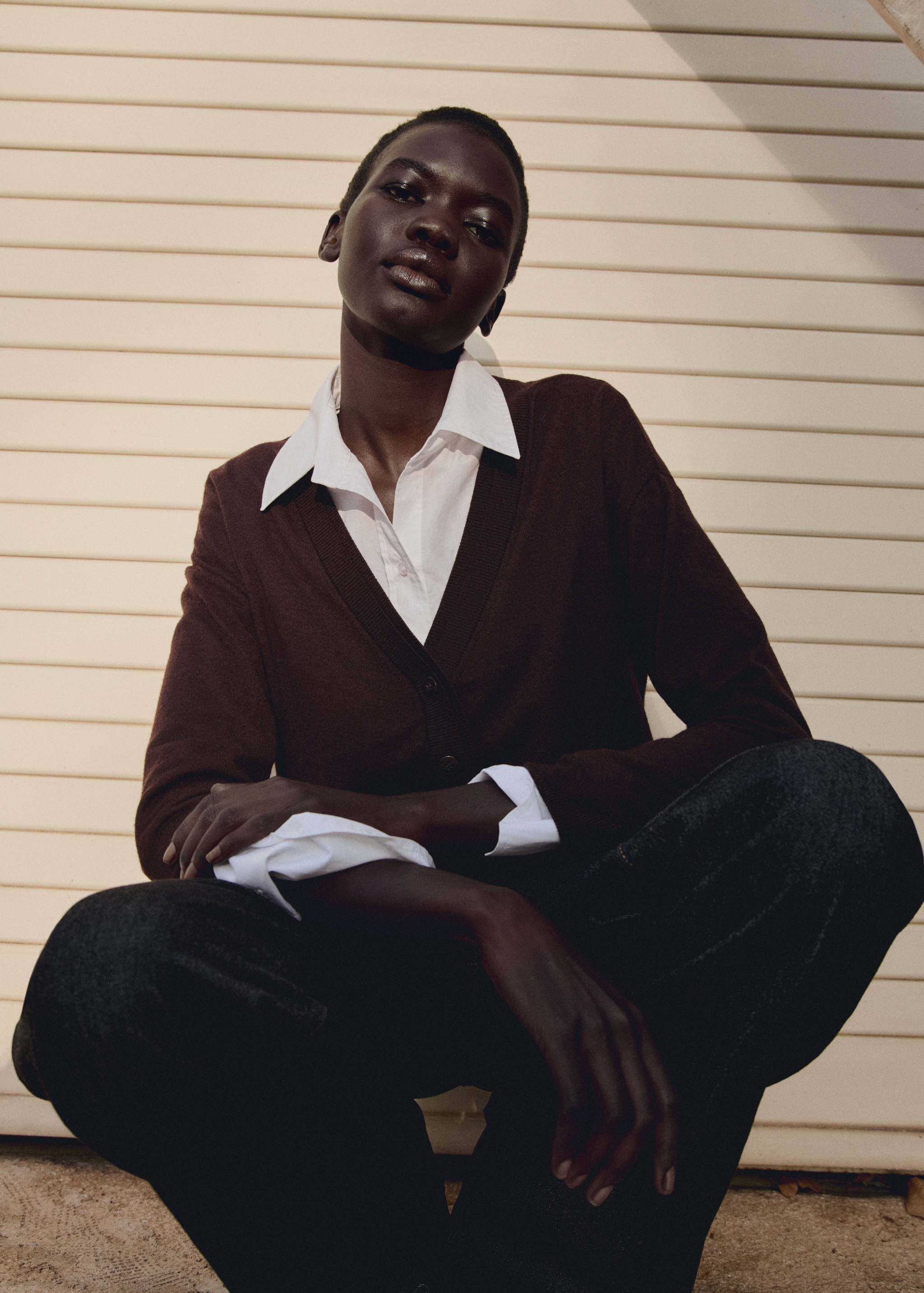 V-neck knitted cardigan - Details of the article 3, Chocolate. Ref: 87090432-00.