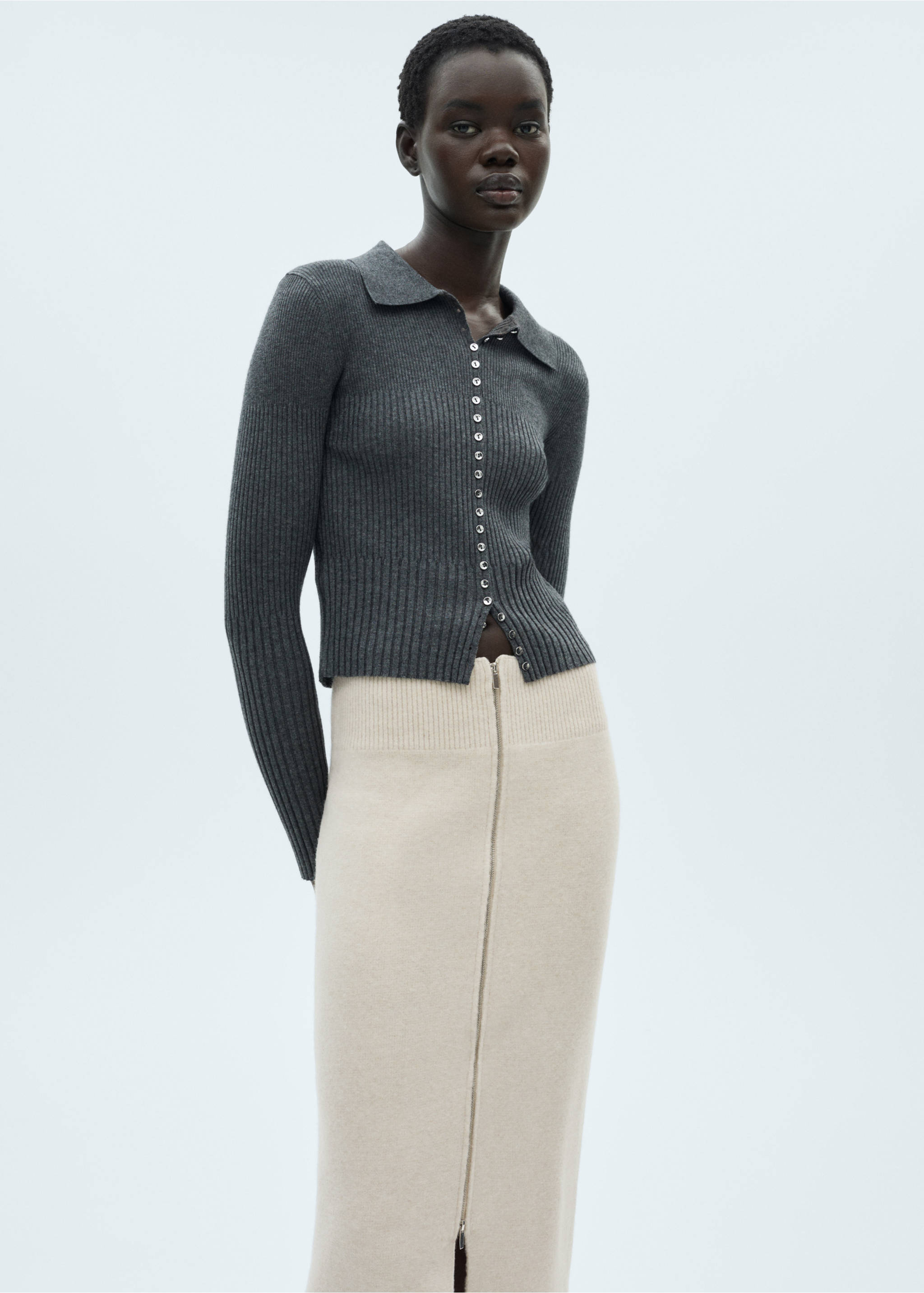 Zipper knit midi skirt - Details of the article 1, Sand. Ref: 87090435-00.