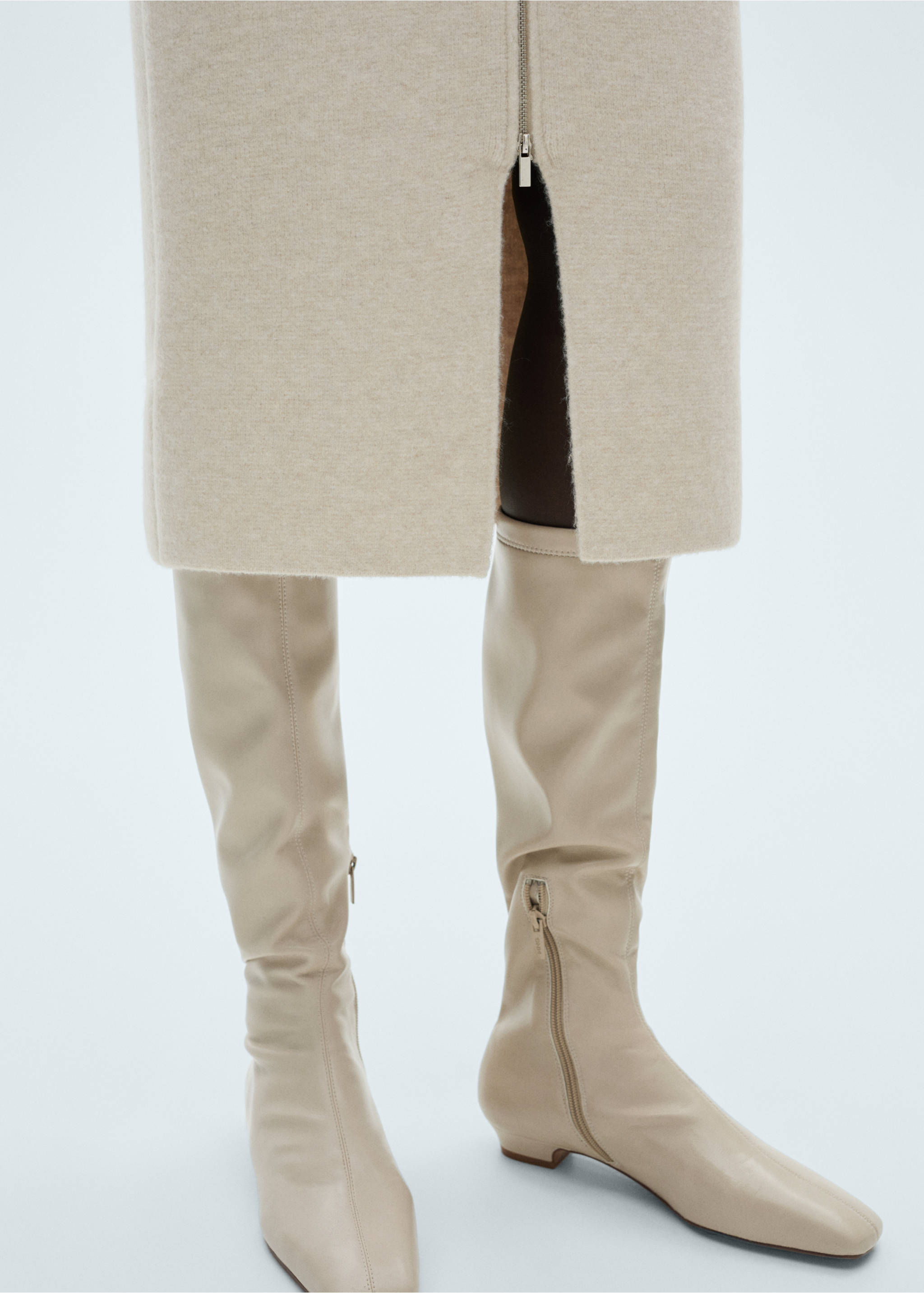 Zipper knit midi skirt - Details of the article 3, Sand. Ref: 87090435-00.