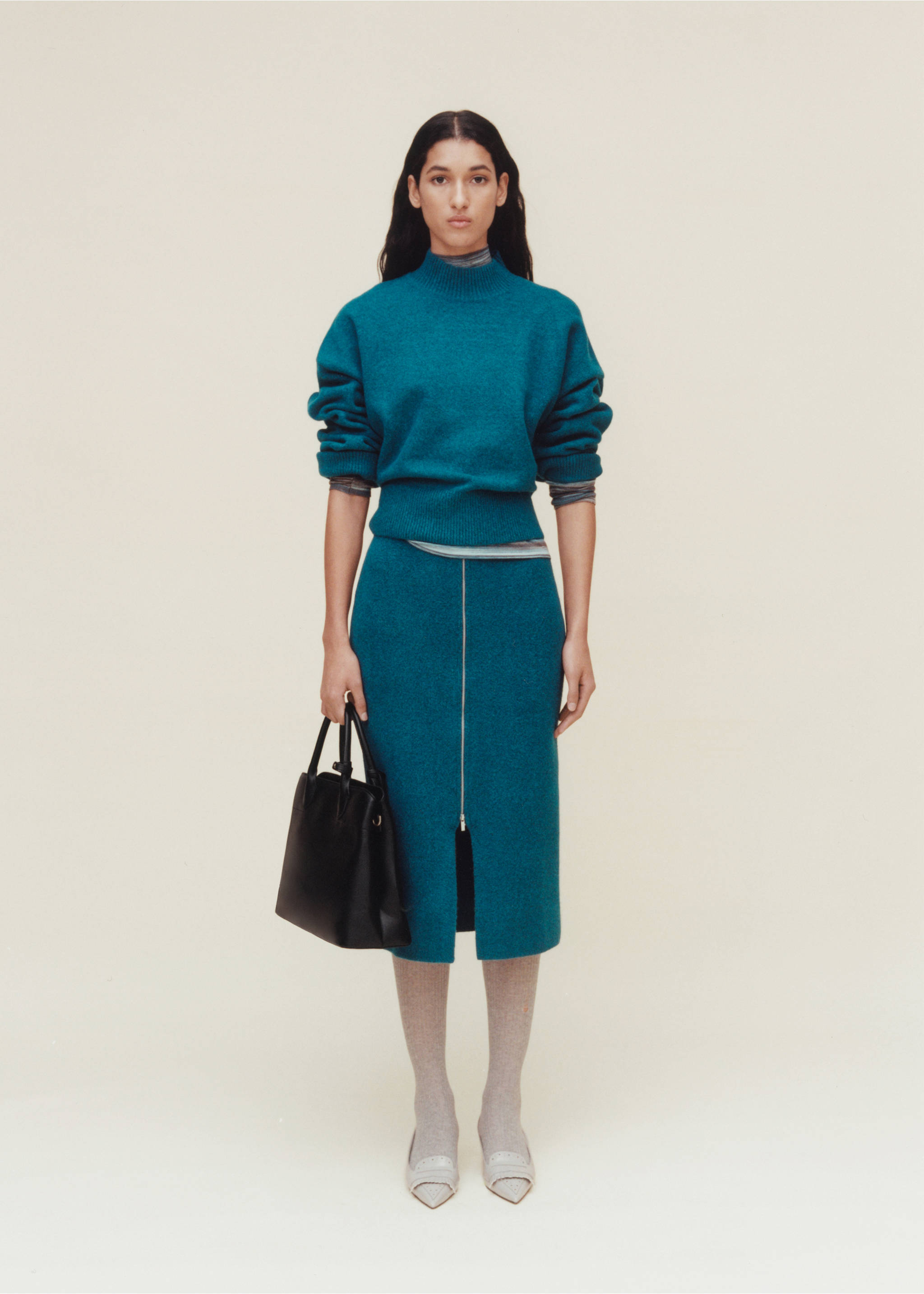 Zipper knit midi skirt - Details of the article 7, Green. Ref: 87090435-00.