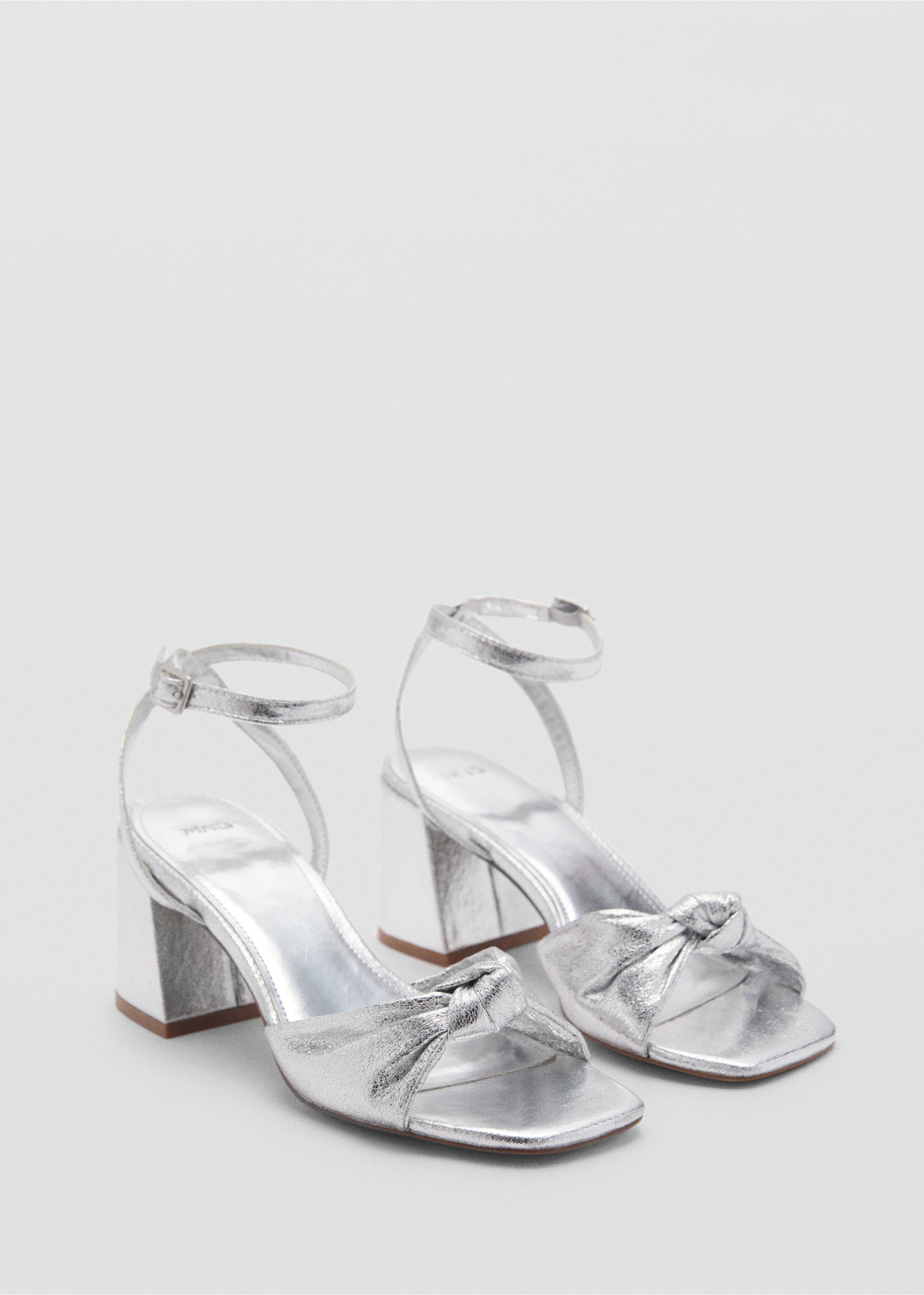 Metallic sandals with bow detail - Medium plane, Silver. Ref: 87090447-00.