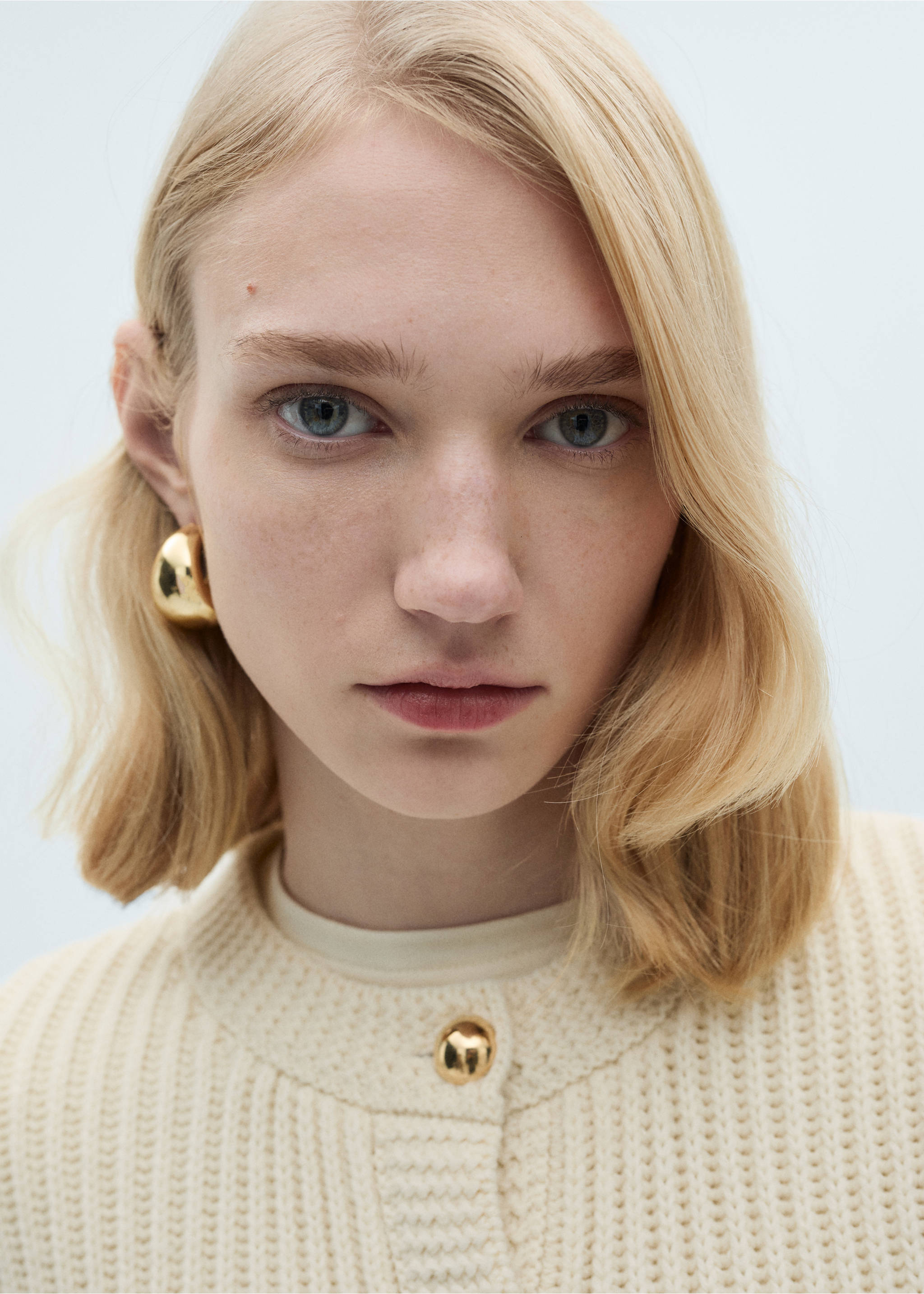 Knitted cardigan with jewel button - Details of the article 1, Ecru. Ref: 87090451-00.