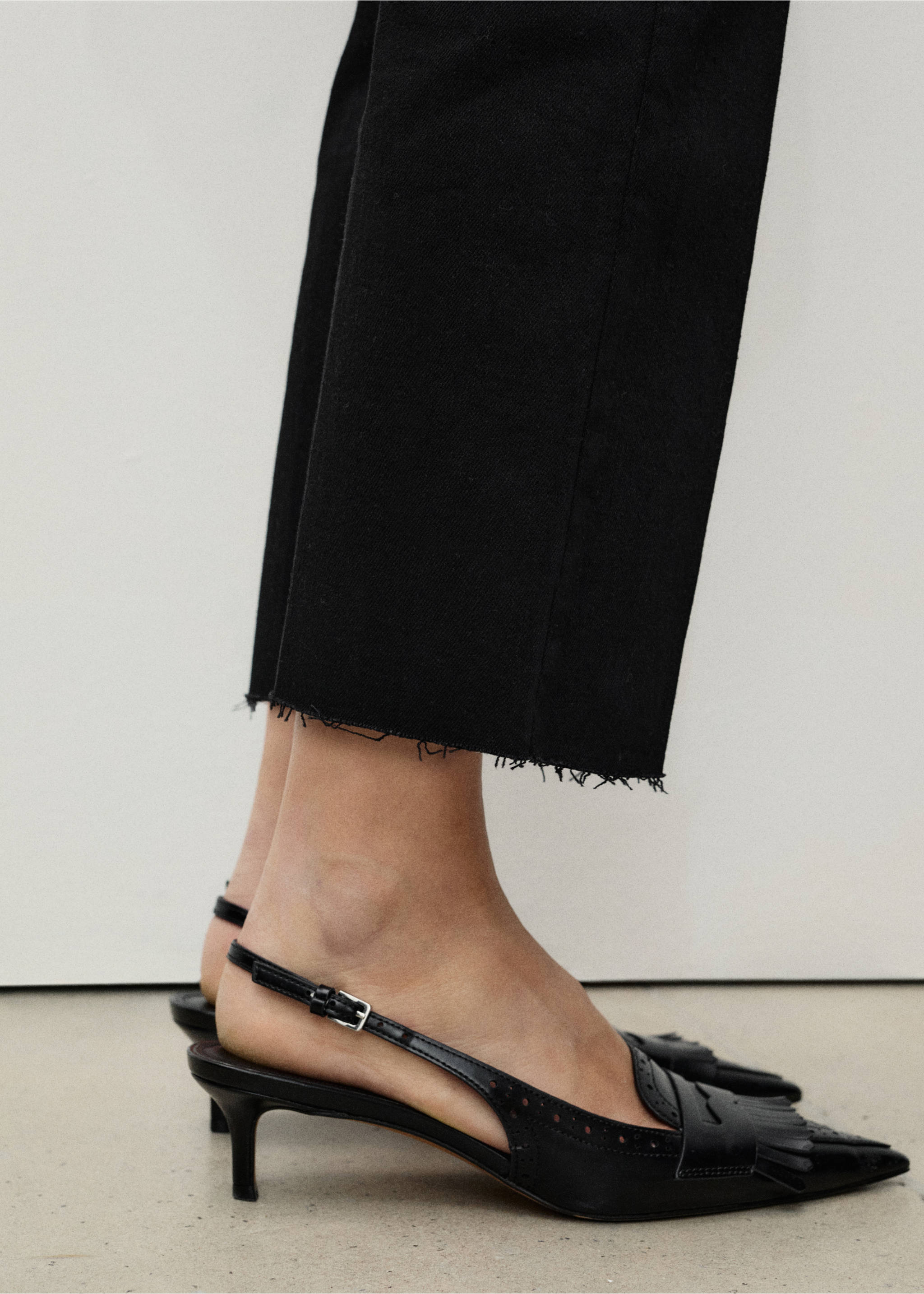 Flared cropped jeans with pockets - Details of the article 6, Black denim. Ref: 87090457-00.