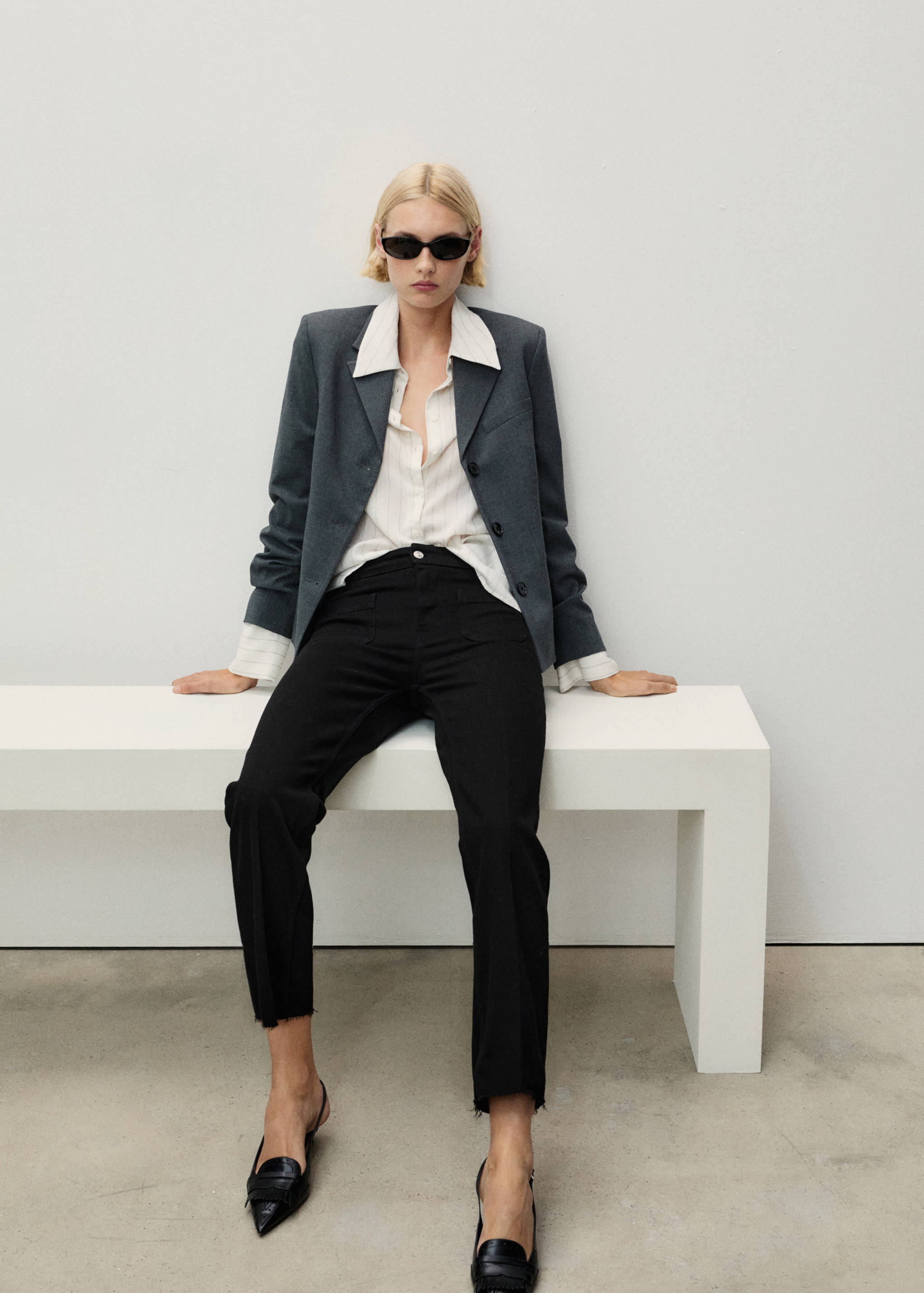 Flared cropped jeans with pockets - Details of the article 2